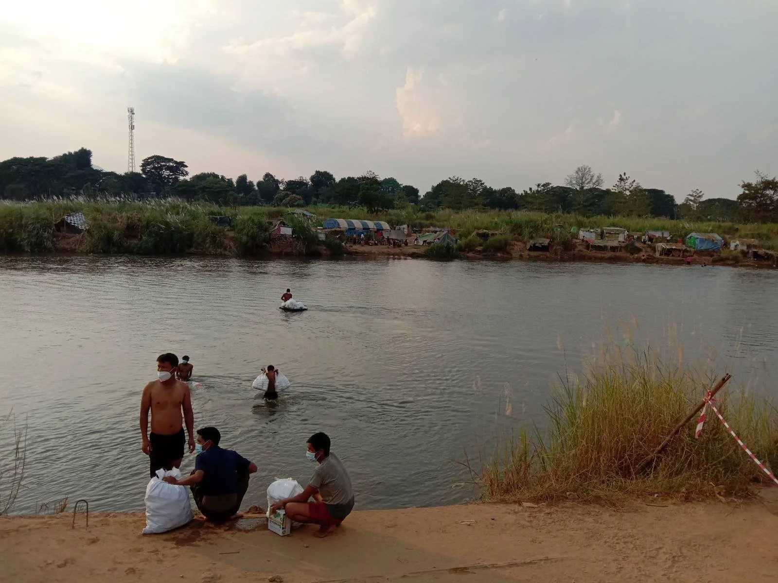 Thousands flee to the Thai border amid increased tensions in Myanmar