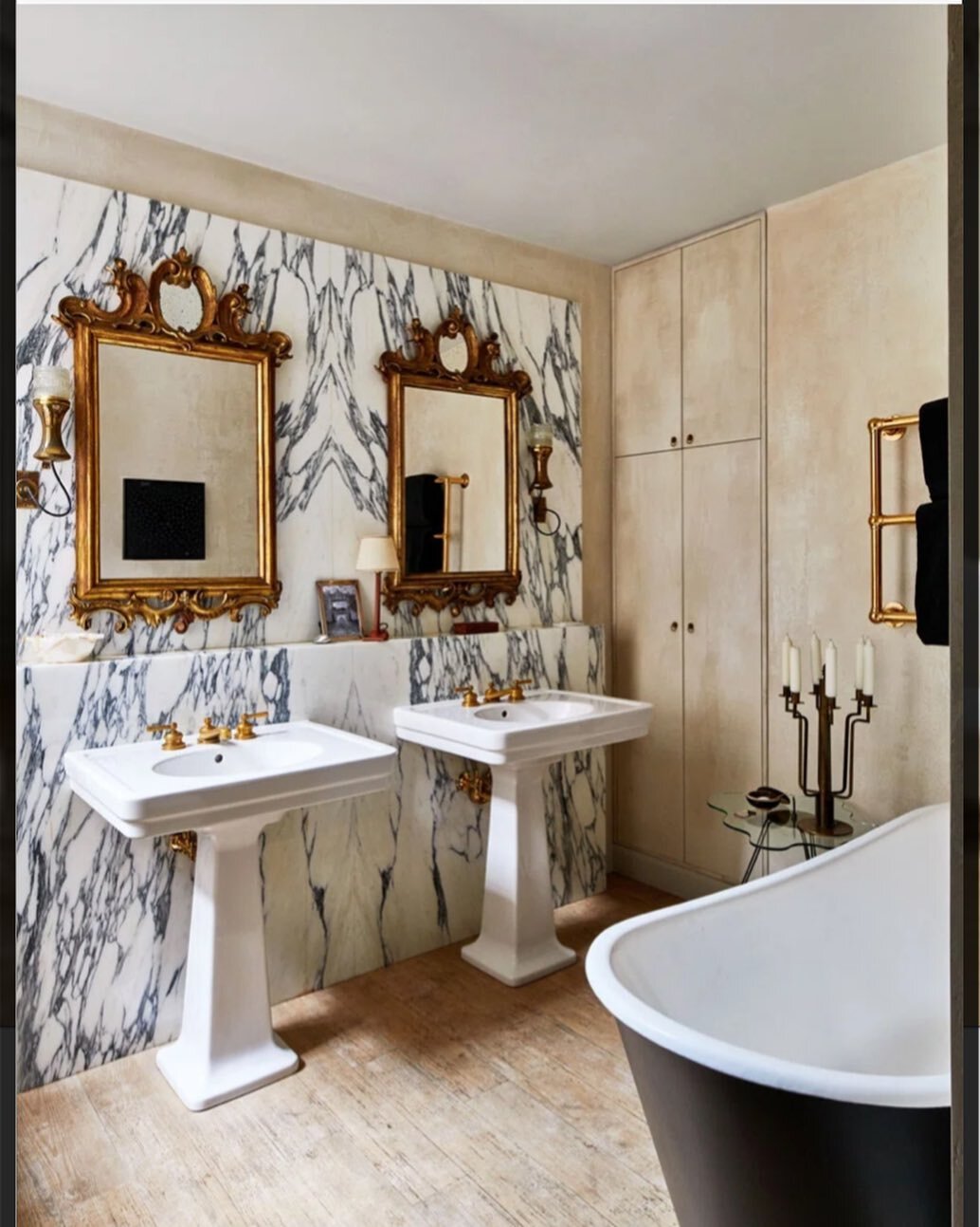 Can a bathroom be more sexy 

@nateberkus @jeremiahbrent @archdigest @wtrwrks 

#bathroomdecor #vanitymirror #waterworks #admagazine #homeremodel
