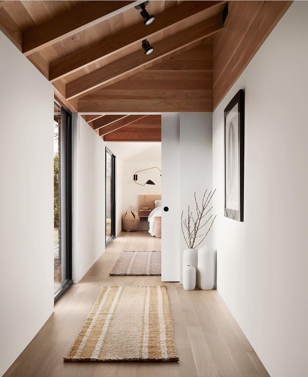 Happy Friday. 

Beautiful space in @elizabethjdodson home by @nimmoarchitecture 

#runnerspace #rugsofinstagram #thecitizenry #serenedecor #hallwayrunner