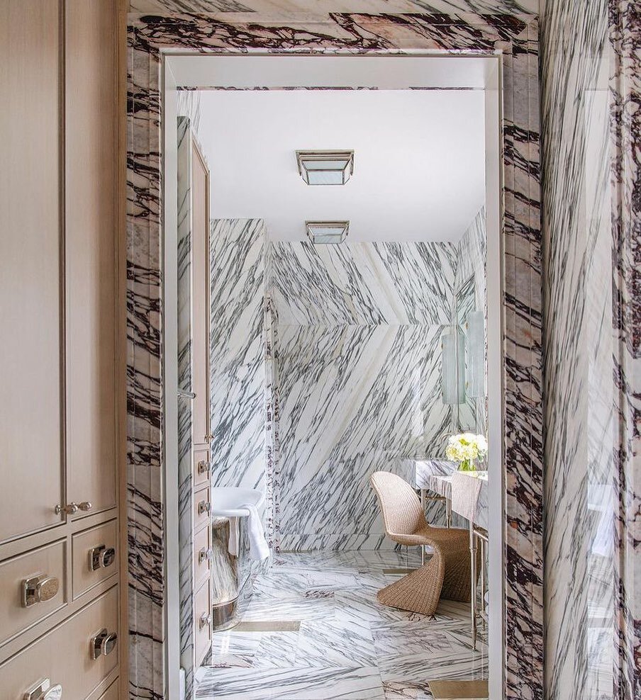 Tuesday inspo ✨

@summerthorntondesign 

#bathroomdesign #marblebathroom #texasinteriordesign #dreamspace