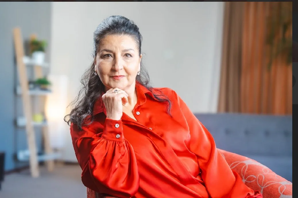 Violina Anguelov-Hobbs | Mezzo-Soprano