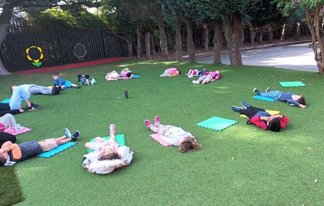 Yoga sa ghairdín beag.jpg