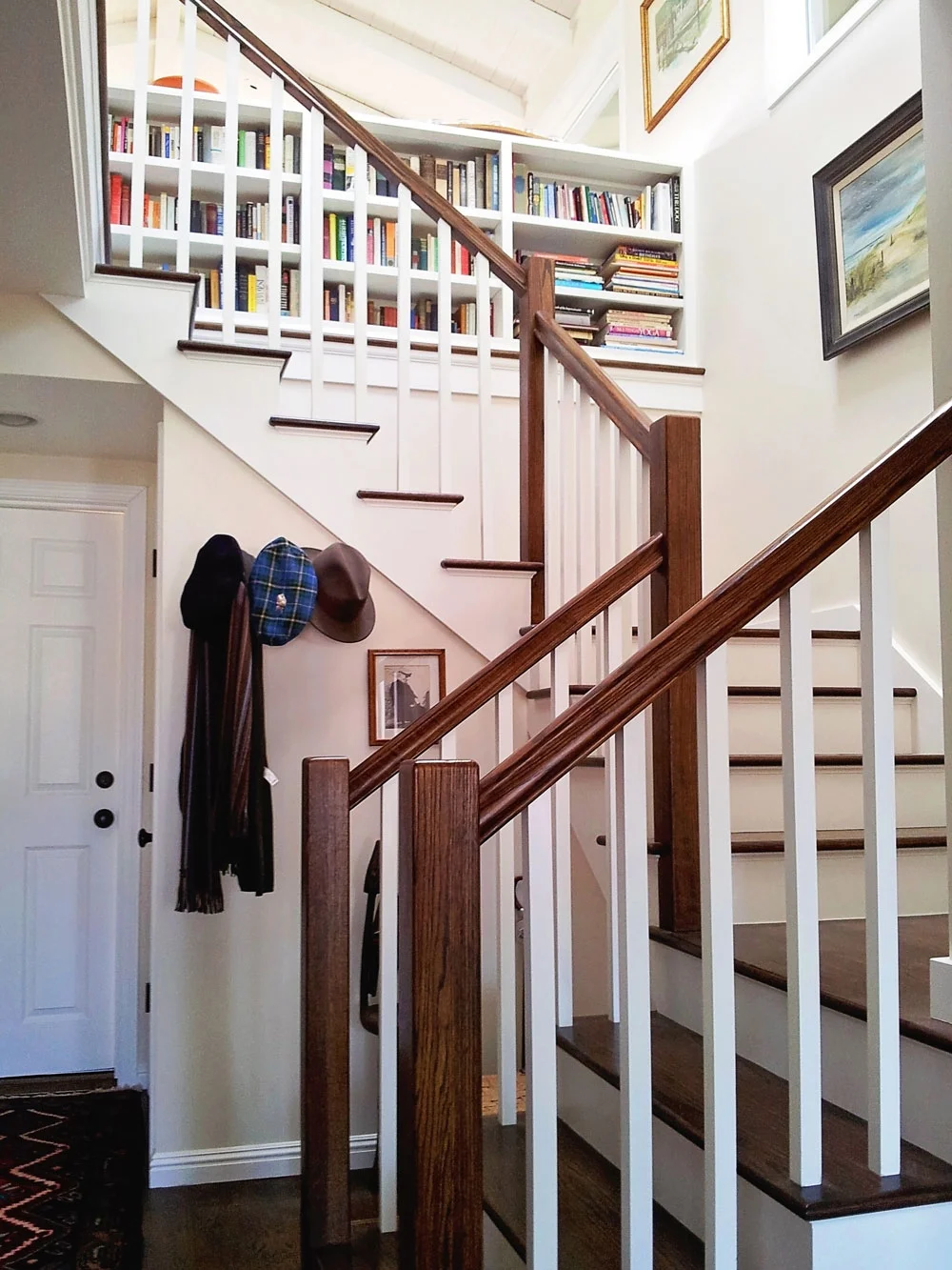 5-staircase-landing-banister-bookshelf-dee-carawan.jpg
