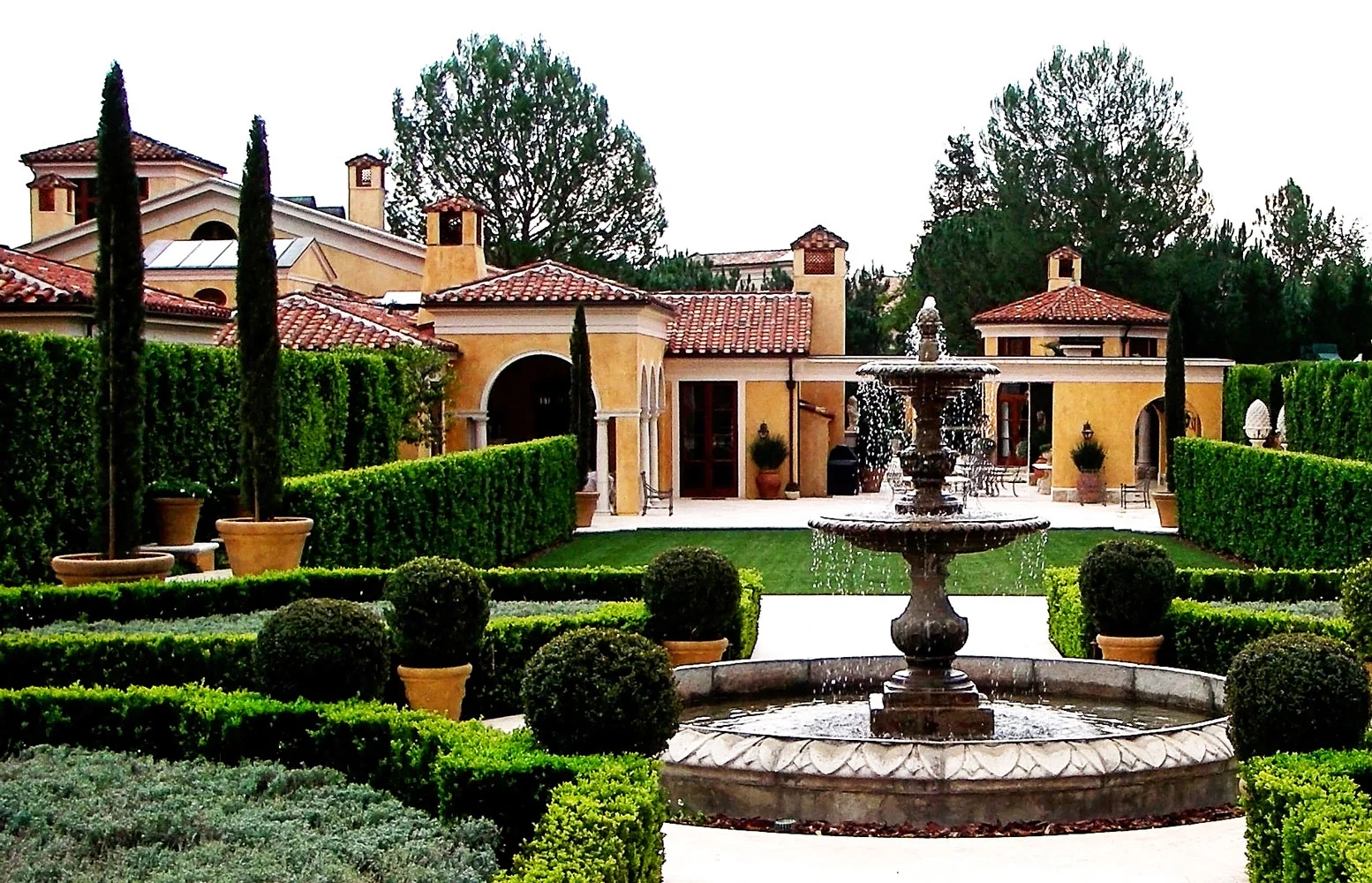 2-fountain-exterior-hedges-carawan-dee.jpg