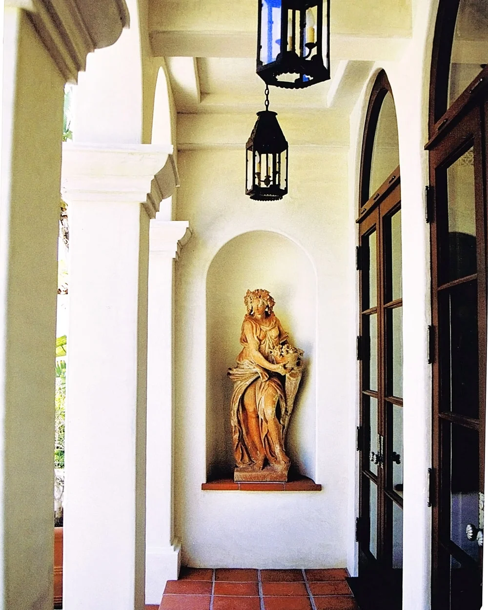 2-statue-arches-backdoor-exterior-dee-carawan.jpg