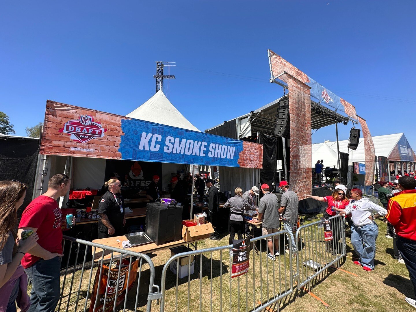 KC Culture takes centerstage at the #NFLDraft today!

 
Celebrate by sampling the best BBQ from more than 10 local pitmasters at the Draft Experience on the North Lawn of the National WWI Museum and Memorial!

 
➡️ https://bit.ly/3HosAGT