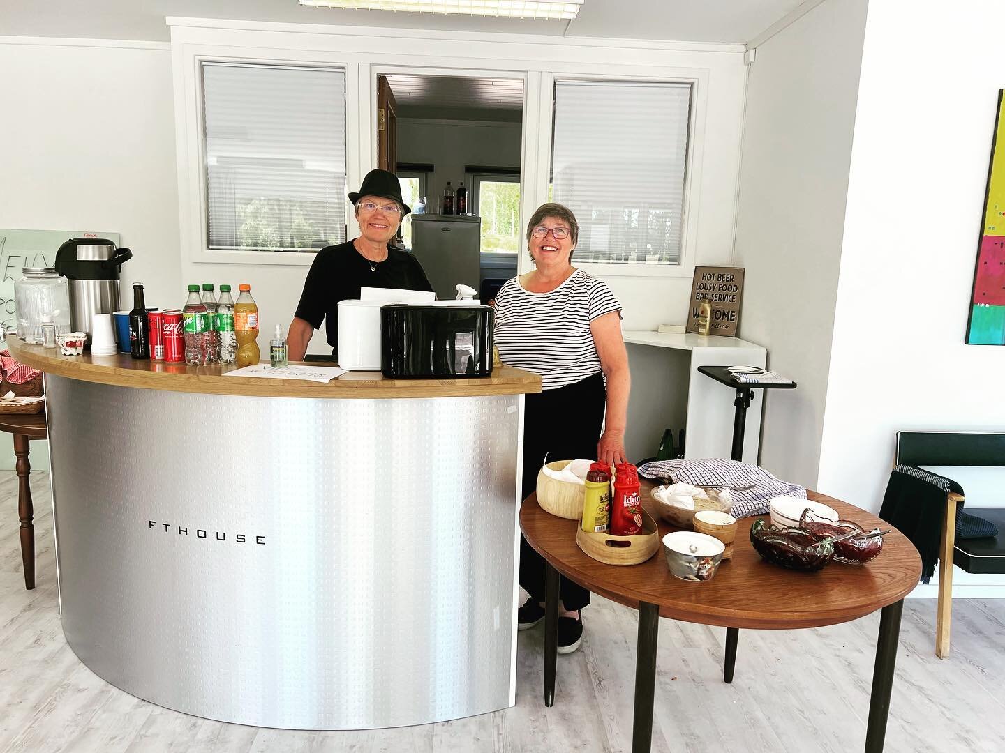 To helger har g&aring;tt (s&aring; det suser). Tusen takk til alle som har bes&oslash;kt oss i cafeen p&aring; &Oslash;yermoen. S&Aring; mye st&oslash;tte og optimisme🌲 Torsdag til s&oslash;ndag f&oslash;rstkommende helg er siste &aring;pningshelgen