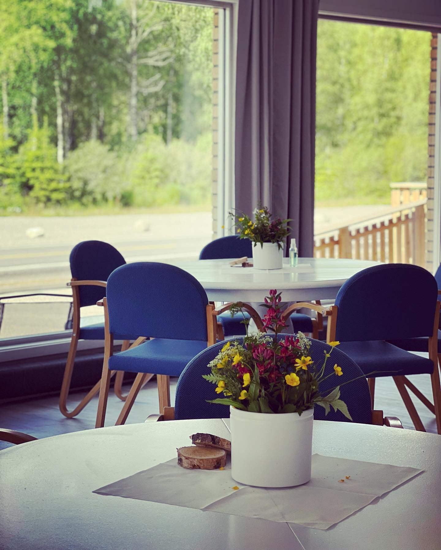 &Aring;pen caf&eacute; p&aring; &Oslash;yermoen torsdag 30. juni til s&oslash;ndag 3. juli. 12.00-18.00. Smak p&aring; silpoen eller en vaffel, sl&aring; av en prat, ta en runde p&aring; loppisen eller se p&aring; de flotte kunstfotografiene som stil