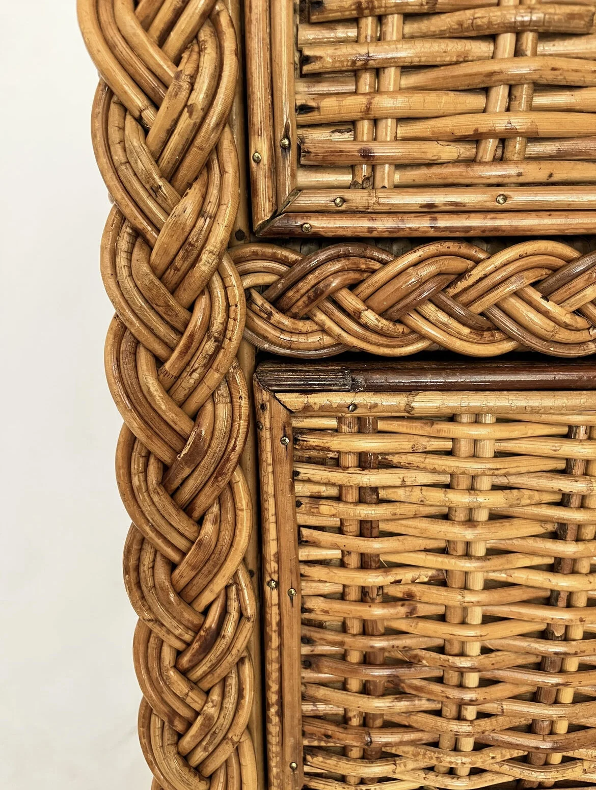 D09B2B90-64A1-484F-9AB9-17B09D1FE2F6