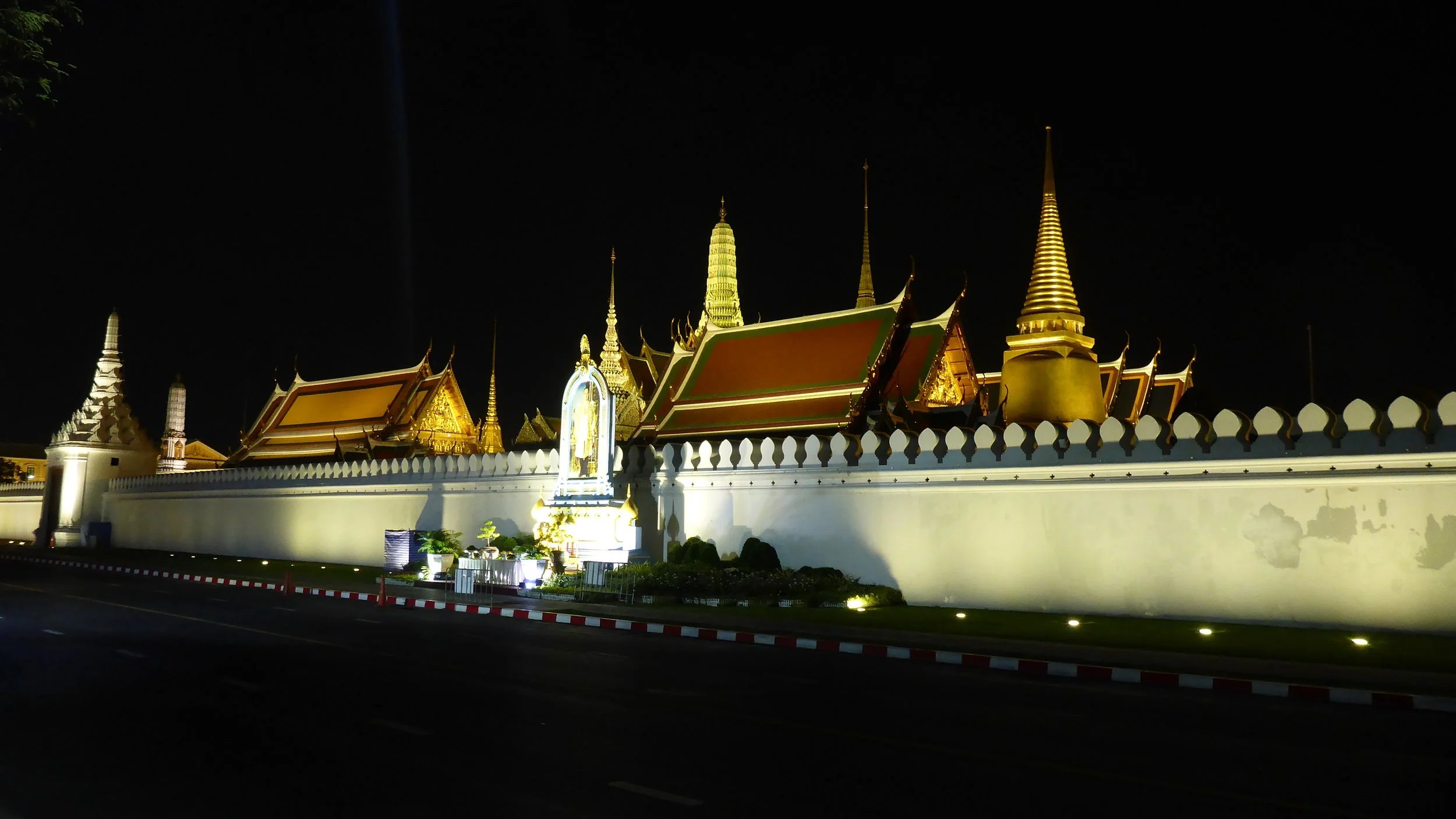 Golden palace in the night - Bangkok