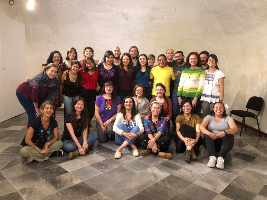 MANIFIESTO En defensa del pensamiento crítico y contra el capitalismo académico: Conscientes del lastre que supone el capitalismo académico en las universidades públicas latinoamericanas -así como en el sur y el norte globales- hablamos en solidaridad con quienes sientan la presión de alcanzar las mediciones de la llamada “excelencia académica”, impuesta desde arriba. Nos pronunciamos a voz en cuello por unas prácticas universitarias concebidas en el encuentro solidario y cocinadas a fuego lento, prescindiendo del frenesí de la acumulación de méritos y publicaciones. Somos parte de un esfuerzo de bricolaje intelectual, fincado en una aspiración por provocar un conocimiento situado en nuestras condiciones particulares, antes que en las de quienes buscan usar nuestra investigación para su propio beneficio y la reproducción de sus jerarquías. Nos constituimos con juicio crítico, nos comprometemos con la alegría y con la convicción de luchar por una academia que supere la indignación ante una realidad deshumanizante y contribuya al deseo por otro mundo posible. Que apuntale aquellas iniciativas comprometidas con la justicia social y el respeto a los derechos humanos. Y lo hacemos con el cuidado de nuestra casa común, con una lógica de trabajo justa en la que quepamos todas y todos, con una lectura rigurosa de los signos de los tiempos. Nuestro método es abierto, atento, minucioso, descolonizado, en constante cuestionamiento y políticamente comprometido. Concebimos la investigación, la docencia y la extensión como actividades universitarias centrales. Pero como están expuestas a la correlación de fuerzas de la coyuntura, su sentido político ha de cuestionarse en escenarios como el que vivimos, marcados por una disputa material y simbólica por el sentido de la existencia. Investigamos para erradicar las estructuras de opresión en nuestro continente. Para combatir con nuestra práctica las brechas patriarcales, coloniales y de clase. Y nos oponemos a su reproducción en nuestras aulas y pasillos. Rechazamos las formas de precariedad laboral y la explotación de docentes, investigadores y demás trabajadores de la universidad. En esta academia capitalista, el cuestionamiento crítico puede perder su voz. Reivindicamos el trabajo académico como espacio para la imaginación, la solidaridad y la reflexión. Esto requiere una comunidad de investigadores con una epistemología crítica en común. Que indague y desafíe los obstáculos más obstinados para la vida plena. Que reconozca a las comunidades de donde venimos y a dónde vamos, con su diversidad de saberes. Apostamos por un derrotero humanista, por la transformación social, por el buen vivir, por una academia llena de arte, de ternura, de crítica, de trato digno y edificante, por un futuro lleno de luz y por una comunidad universitaria portadora de nuestras aspiraciones colectivas. Invitamos a quienes quieran sumarse a nuestra red de alebrijes a participar de un espacio que busca superar en la práctica cotidiana los límites de un mundo universitario permeado por la lógica de la acumulación y el capitalismo académico. November 2018.