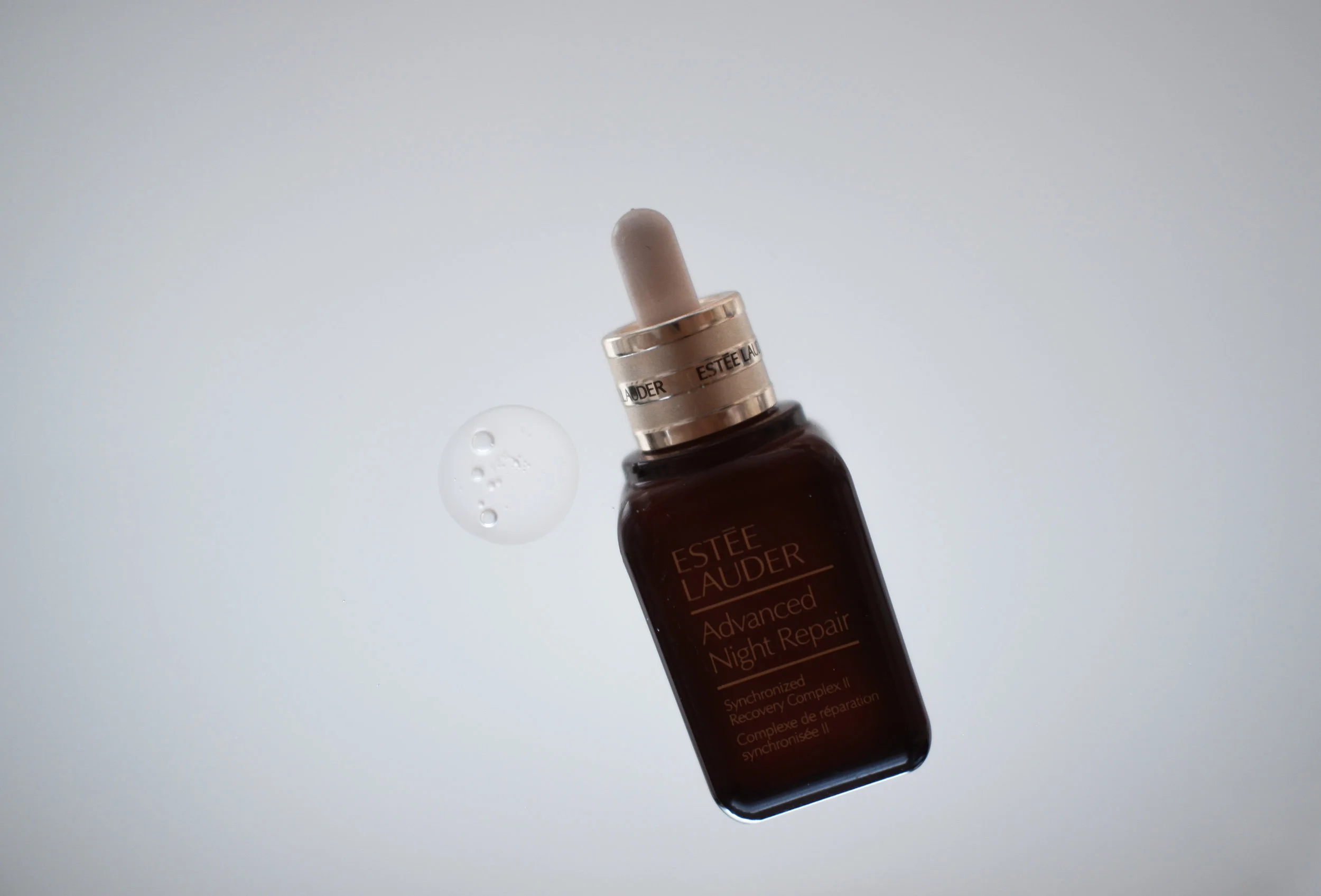 Viikko 9/2019: Estee Lauder Advanced Night Repair - Ihoa tasoittava ja heleyttävä seerumi, joka uudistaa ihoa yön aikana. Seerumin ainesosat kiihdyttävät solujen aineenvaihduntaa, joten iho uudistuu ja vahvistuu tehokkaammin. Soveltuu öljyttömän koostumuksen vuoksi kaikille ihotyypeille. Täydellinen luottoseerumi, jonka hinta ehkä kirpaisee, mutta ei tuota pettymystä.