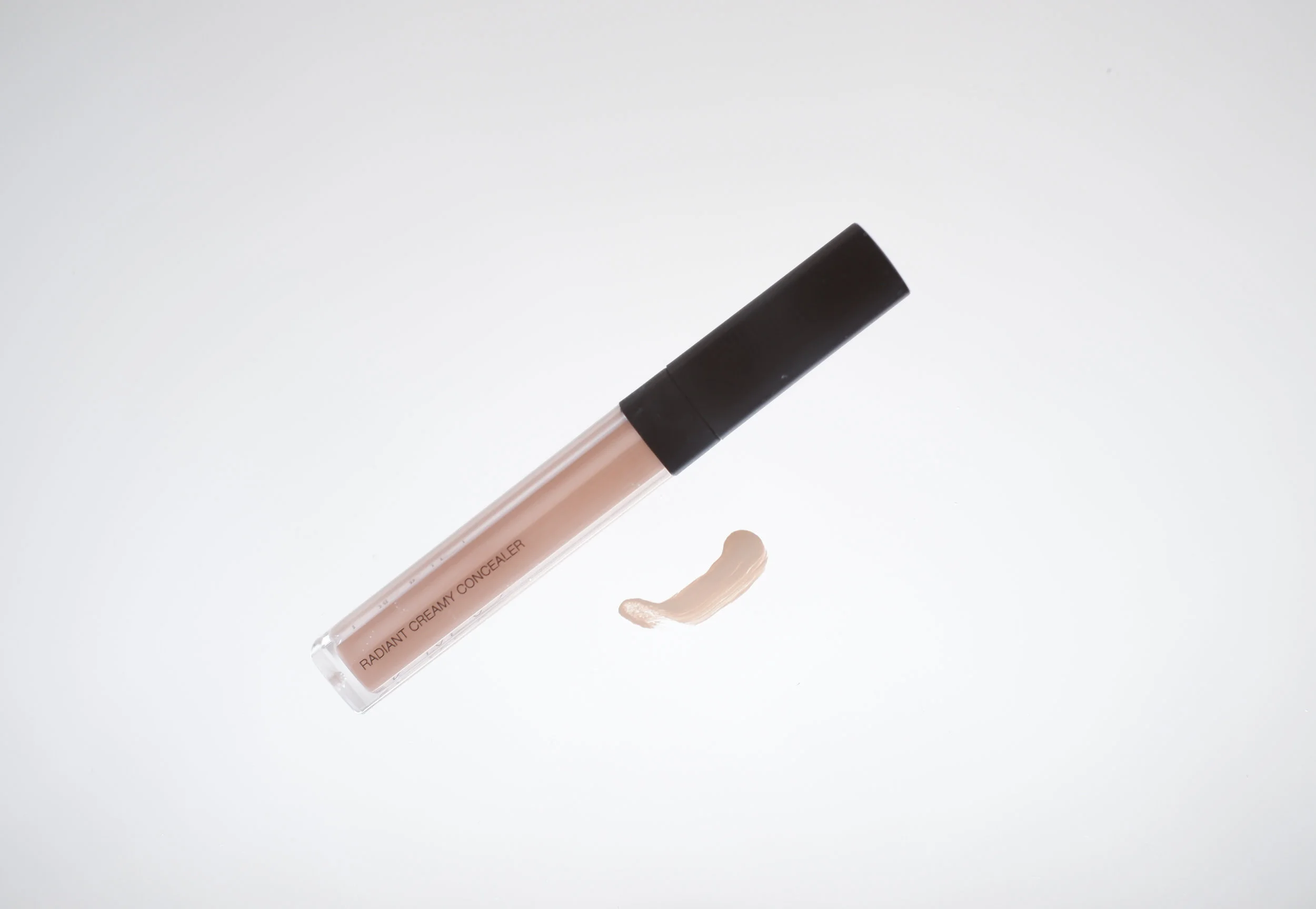 Viikko 15/2019: Nars Radiant Creamy Concealer - Täydellisen kermaisen koostumuksen omaava peitevoide, joka häivyttää kasvoilta niin tummat silmänaluset kuin punoittavat alueet tai epäpuhtaudet. Sopii hyvin kaikille ihotyypeille eikä ole liian kuiva ohuella silmänalusihollakaan. Kerrostuu hyvin, joten supertummat silmänaluset peittyvät helposti väsyneenä arkiaamunakin. Sävyjä on valikoimassa useita, joten jokainen löytää varmasti omansa.