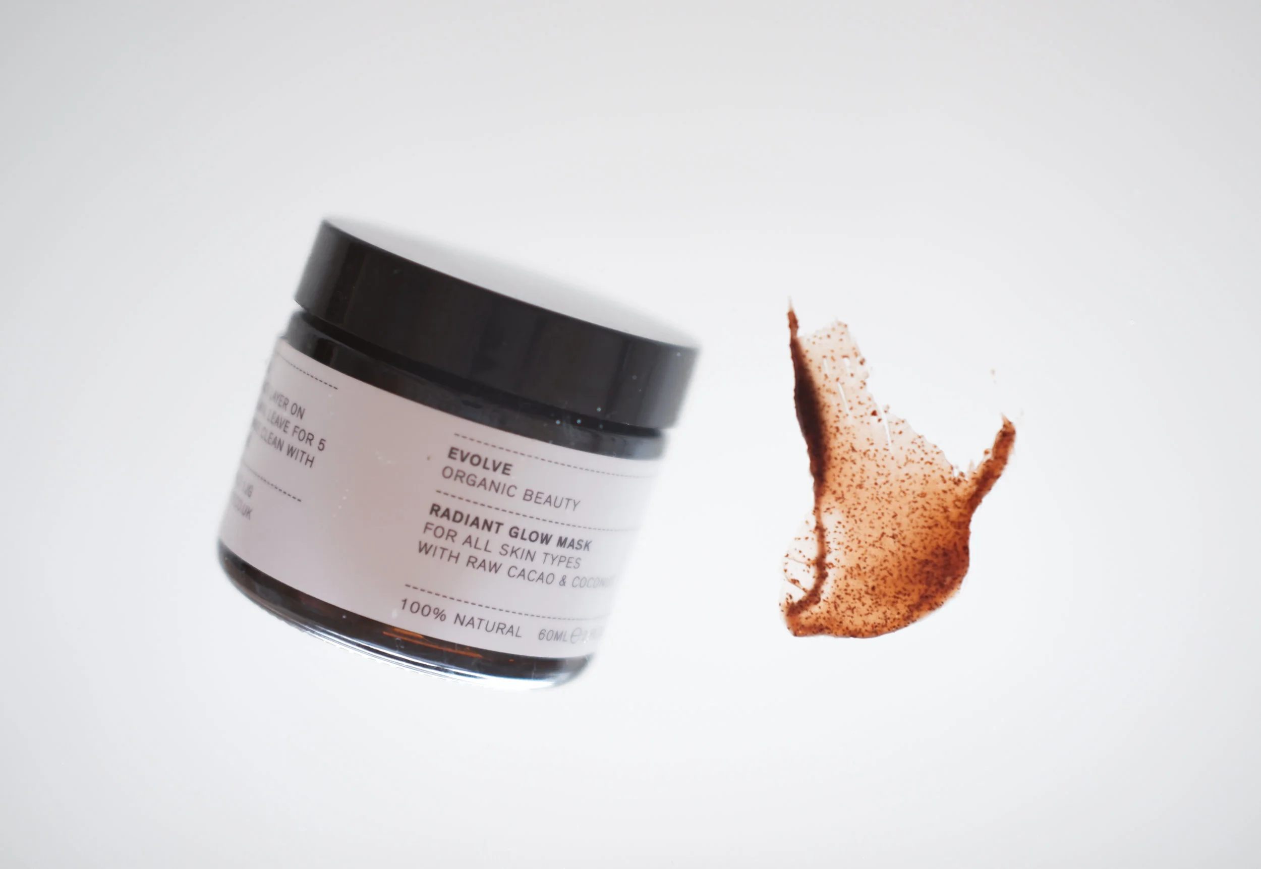 Viikko 17/2019: Evolve Organic Beauty Radiant Glow Mask - Kasvoja kirkastava, pehmentävä ja kosteuttava naamio toimii jokaisessa tilanteessa ja vähän jokaiseen tarpeeseen. Naamiossa oleva raakakaakao suojaa ihoa, parantaa sen kosteustasapainoa ja tasoittaa ihon sävyä. Raakakaakao sisältää myös paljon C-vitamiinia, jolla on ihoa kirkastavia ominaisuuksia. Manteliöljy sen sijaan kosteuttaa, pehmentää ja ravitsee ihoa. Ihana all-in-one -tuote viikottaiseen käyttöön!