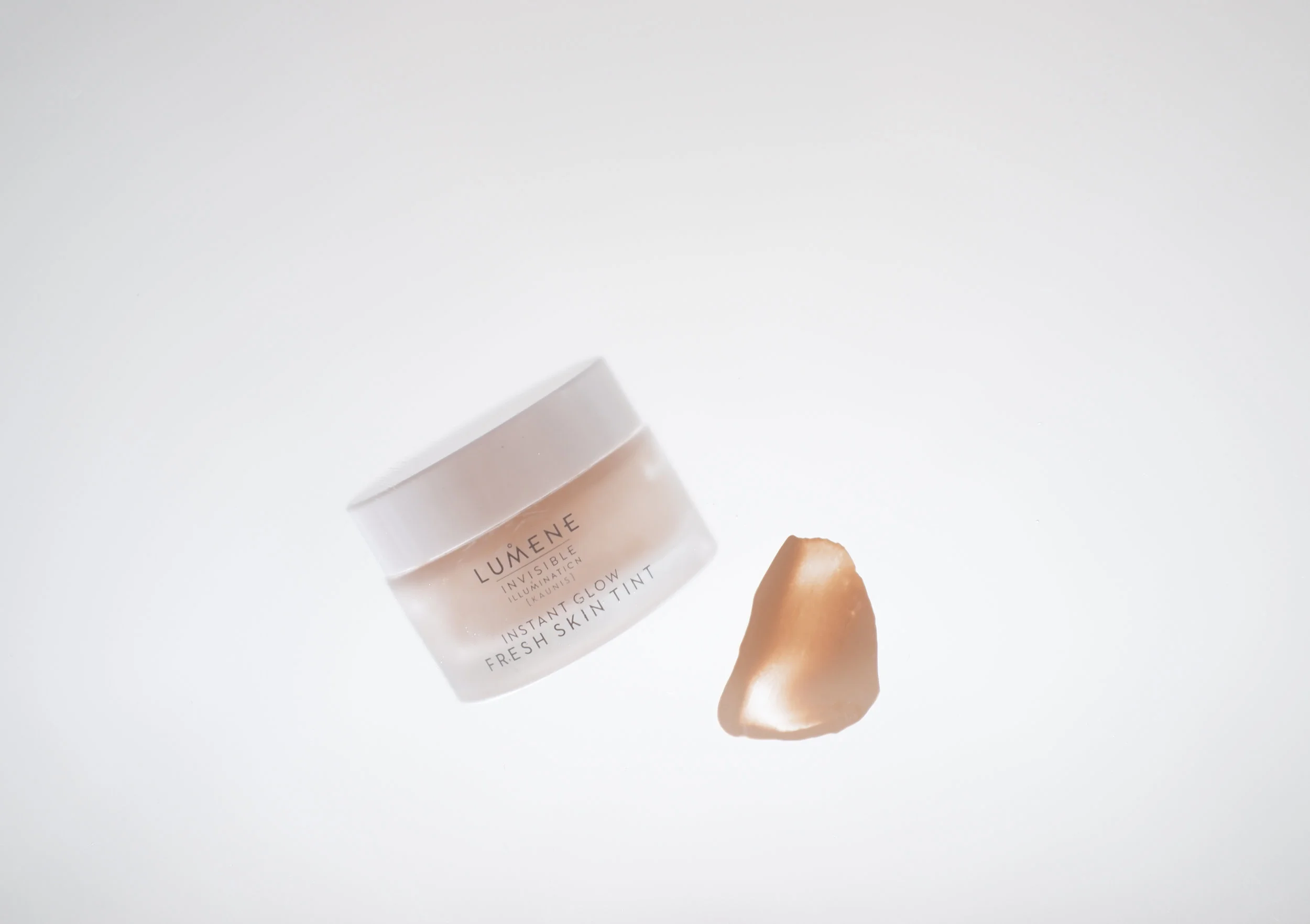 Viikko 19/2019: Lumene Instant Glow Fresh Skin Tint - Ihanan ohut ja ihoa tehokkaasti kosteuttava sävyttävä päivävoide, jonka peittävyys riittää moneen makuun. Voide tasoittaa iholta punoitukset ja pienet virheet, mutta jättää ihon super raikkaaksi ja luonnolliseksi. Geelimäinen kevyt koostumus tuntuu iholla ihanan viilentävältä ja raikkaalta. Voide hoitaa ihoa ollessaan samalla meikkituote.
