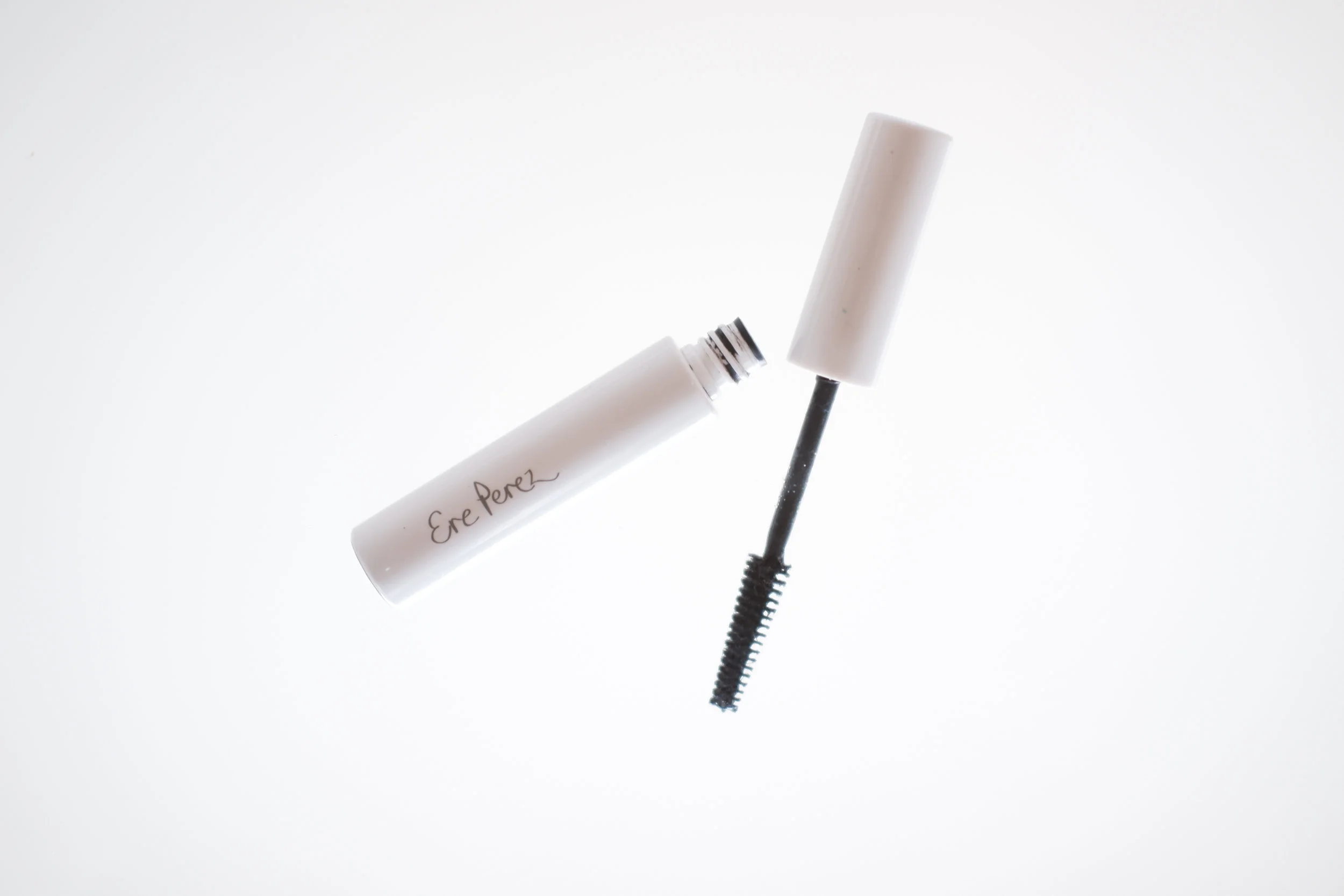 Viikko 28/2019: Ere Perez Natural Almond mascara - Ainoa ei-vedenkestävä ripsiväri, joka pitää omat ripseni taivutettuna. Yleensä kaikki ripsivärit latistavat ripset heti takaisin suoraksi. Hyvä harja levittää värimassan ripsiin tasaisesti, ilman paakkuja. Maskara ei varise lainkaan ja pysyy hyvin. Ripsarin sisältämä manteliöljy vahvistaa ja hoitaa ripsiä. Herkillekin silmille sopiva ripsiväri ei ärsytä myöskään piilareiden käyttäjän silmiä.