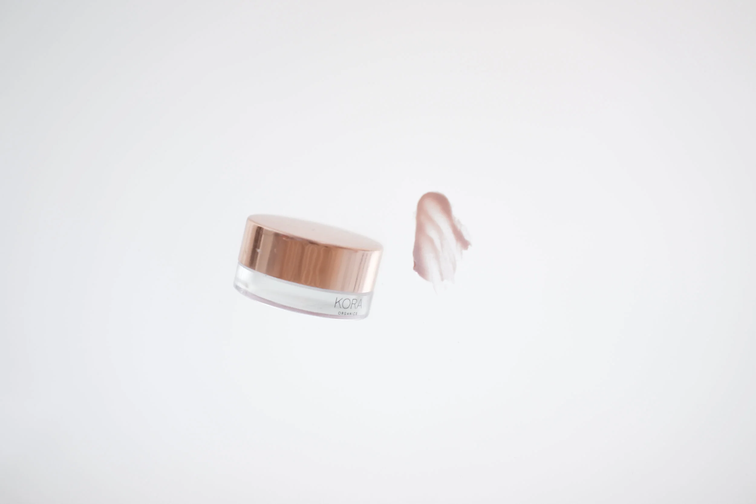Viikko 29/2019: Kora Organics Rose Quartz Luminizer - Voidemainen hehkubalmi, joka antaa iholle kauniin ja hempeän vaaleanpunaisen kiillon. Voide ei jätä ihoa tahmeaksi ja se sopii kaikille ihotyypeille. Hehkuvoide sisältää ihoa kosteuttavaa ja kirkastavaa noni-hedelmän uutetta sekä ravitsevaa kookospähkinäöljyä. Voiteessa on myös antioksidanttista ruusunmarjaa. Kyseessä on siis ihonhoidon ja meikin täydellinen yhdistelmä. Vaaleanpunainen väri tulee jauhetusta ruusukvartsista.