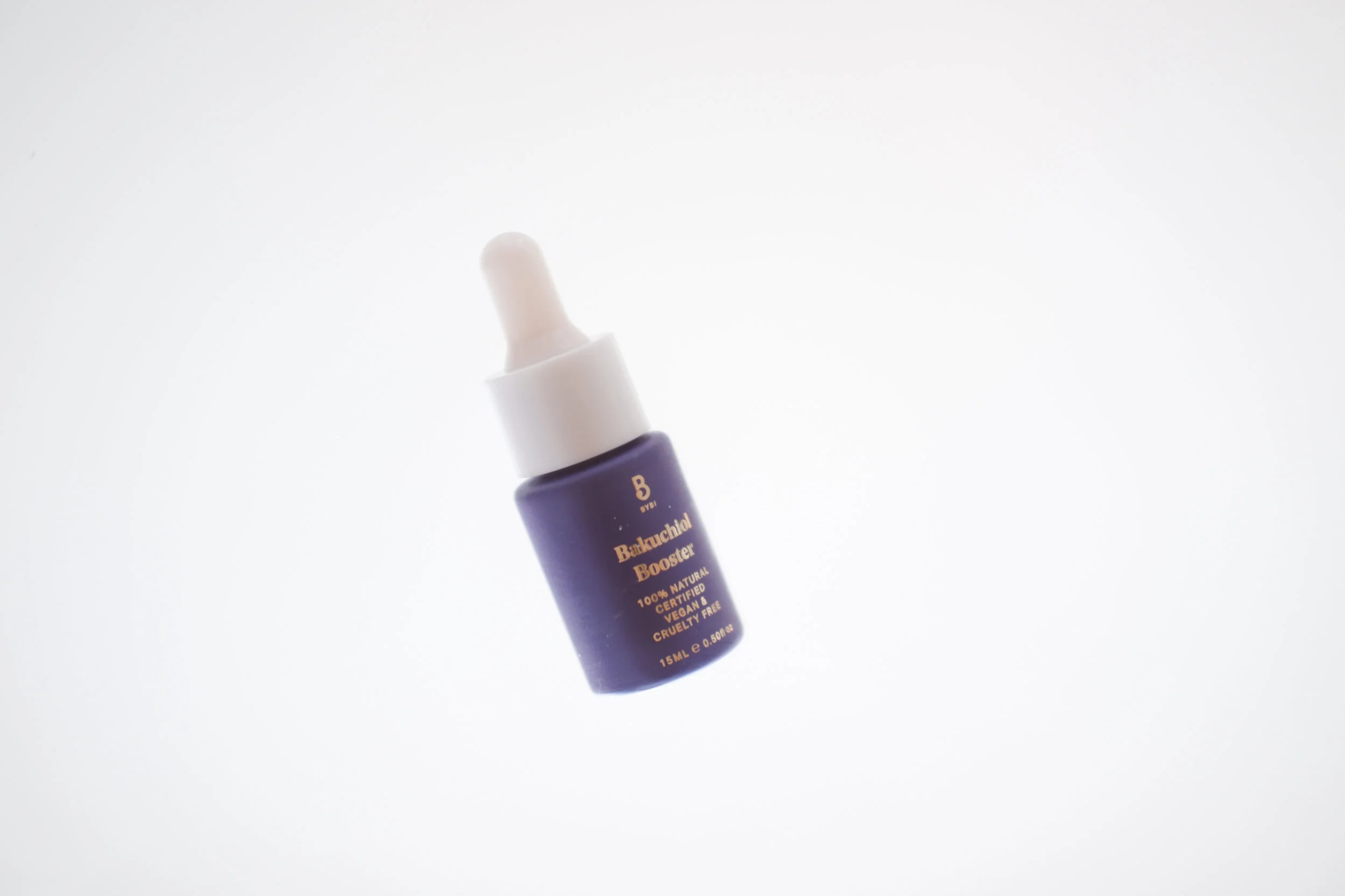 Viikko 30/2019: BYBI Beauty Bakuchiol Booster - Backuchiol on luonnon oma A-vitamiini, eli sillä on kaikki retinolin hyvät vaikutukset ihoon; se uudistaa, siloittaa ja kirkastaa ihoa. 99% skvalaania ja 1% Bakuchiolia sisältävä boosteri on erinomainen yökäytössä. Iho on aamulla aivan super kirkas ja tasaisen sävyinen. Retinoli ei aina sovi herkälle iholle, mutta tämä Bakuchiol boosteri ei ärsytä herkkääkään ihoa. Käytä iltaisin puhtaille kasvoille tai hoitoveden jälkeen sellaisenaan. Voit myös sekoittaa boosteria kosteusvoiteesi joukkoon.