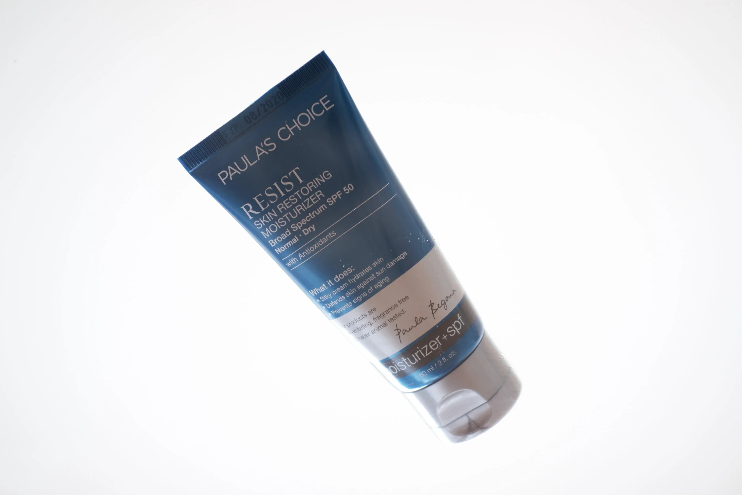 Viikko 31 /2019: Paula’s Choice Resist Skin Restoring Moisturizer SPF50 - Aurinkosuojan sisältävä kosteusvoide levittyy iholle todella hyvin. Siitä ei jää lainkaan vaaleaa pintaa tai tahmeaa tunnetta kasvoille. Voide sopii hyvin meikin alle, sillä se ei ole liian rasvainen - meikki pysyy hyvin paikoillaan eikä lopputulos ole liian kiiltävä. Sekä UVA- että UVB -säteiltä suojaavan voiteen kerroin on 50.