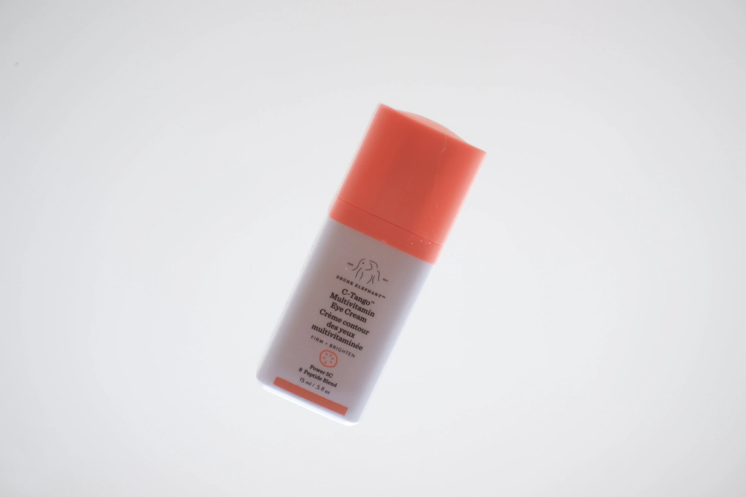 Viikko 34 /2019: Drunk Elephant C-Tango Multivitamin Eye Cream - Ihanan täyteläinen silmänympärysvoide, joka soveltuu myös herkille silmille. Voide levittyy hyvin ja jättää iholle samettisen pinnan, johon on helppo levittää meikki päälle. Kosteuttaa tehokkaasti kuivaakin silmänympärysihoa. Voiteen C-vitamiini vahvistaa ja kirkastaa ihoa. Todella riittoisa tuote, joka annostelee tuotetta sopivasti. Tiivis pakkaus varmistaa voiteen säilyvyyden.
