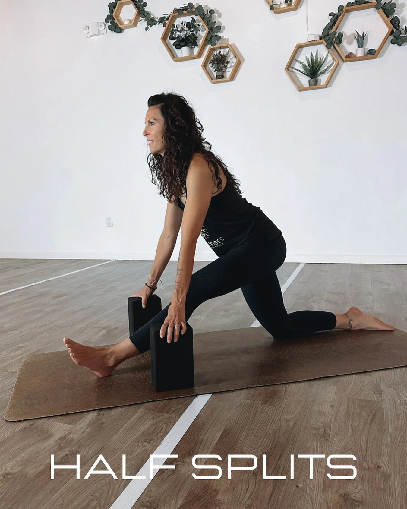 ๐Half Splits, or Ardha Hanumanasana, is a stretch for the whole body that can cater to most bodies as a beginner friendly pose. ๐
โจThe benefits to the lower body include:
-Stretches hamstrings & glutes.
-Relieves sciatic pain & piriformis