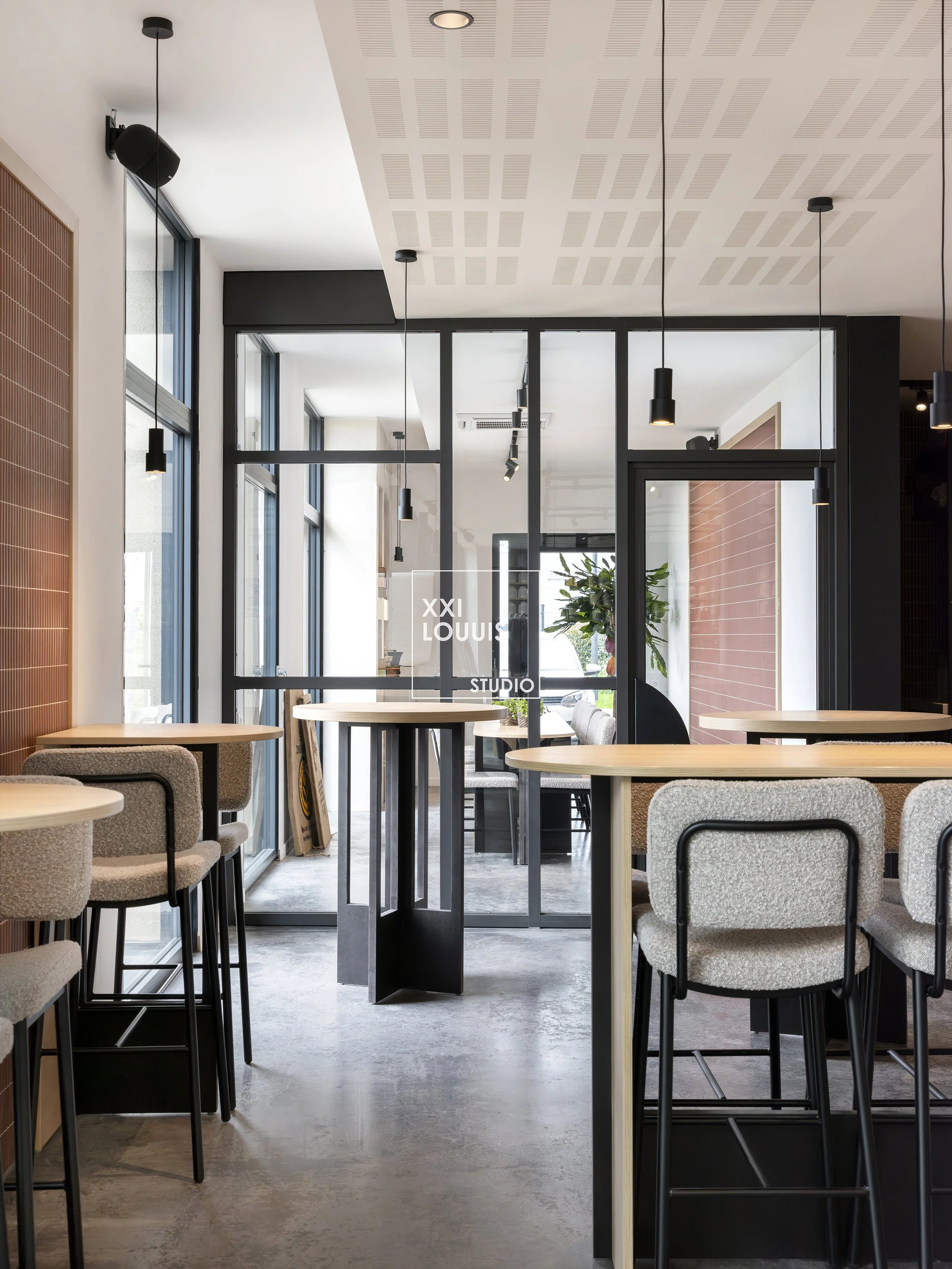 boutique-reunion-showroom-meeting-room-salle-de-reunion-metal-acier-alu-verre-verriere-table-boutique-ceramique-bois-the-cafe-architect-interior-architecte-interieur-design-bresilia-cafe-coworking-pause.jpg
