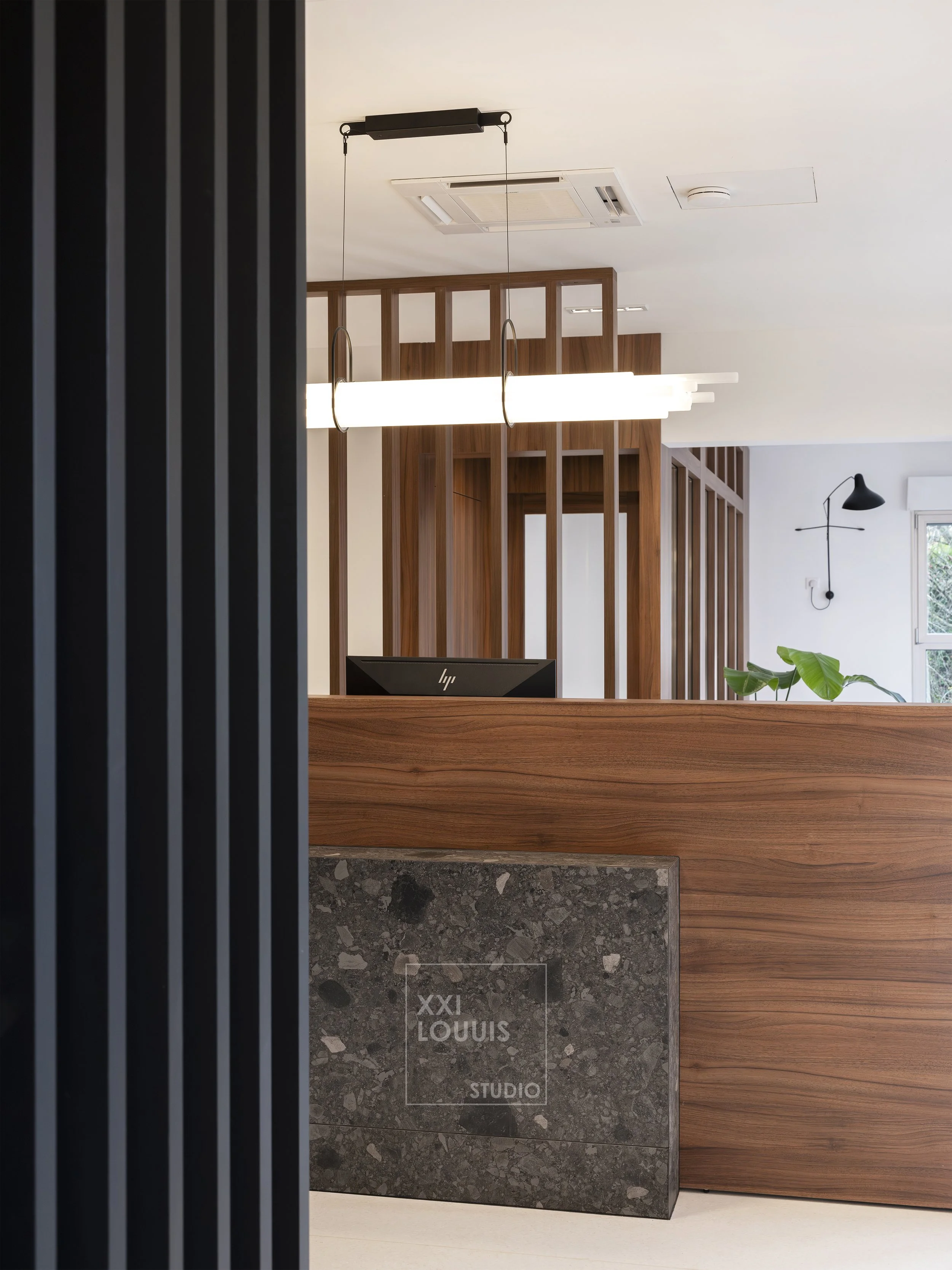 cabinet-dentaire-architecte-interieur-architecture-interieure-design-accueil-ellero-amandine-architecte-xxi-louuis-studio-noyer-comptoir-accueil-dcw-luminaires.jpg