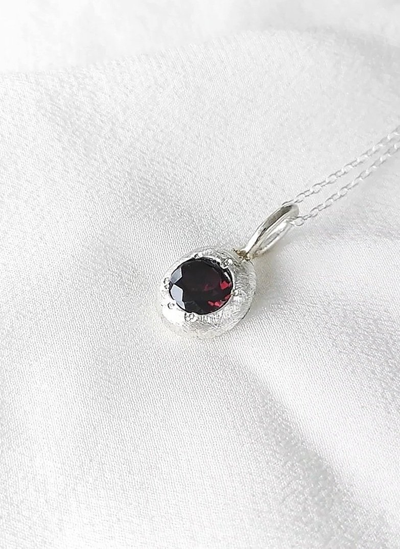 cloch+garnet3.jpg