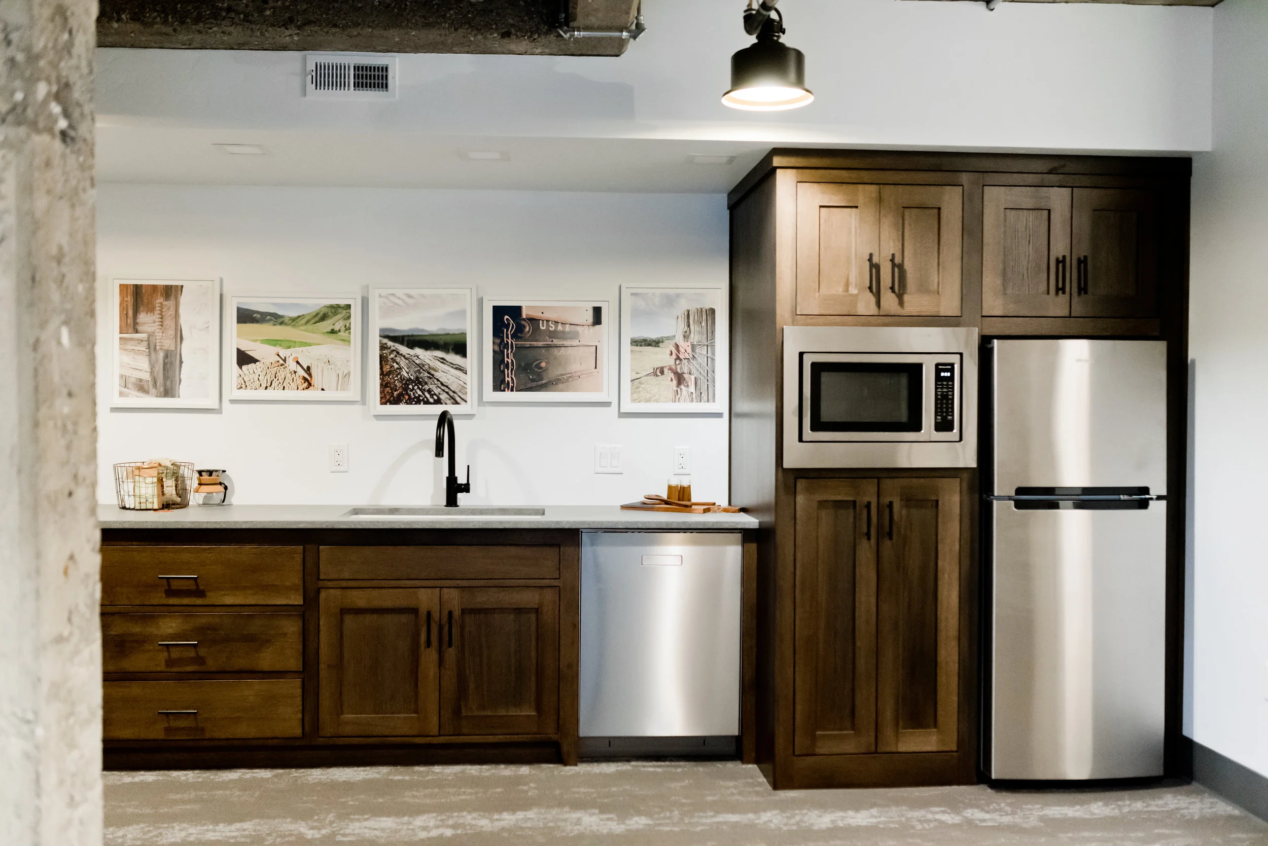 LowerFlatLuxurySuite_Kitchenette_22EastCenter1.jpg