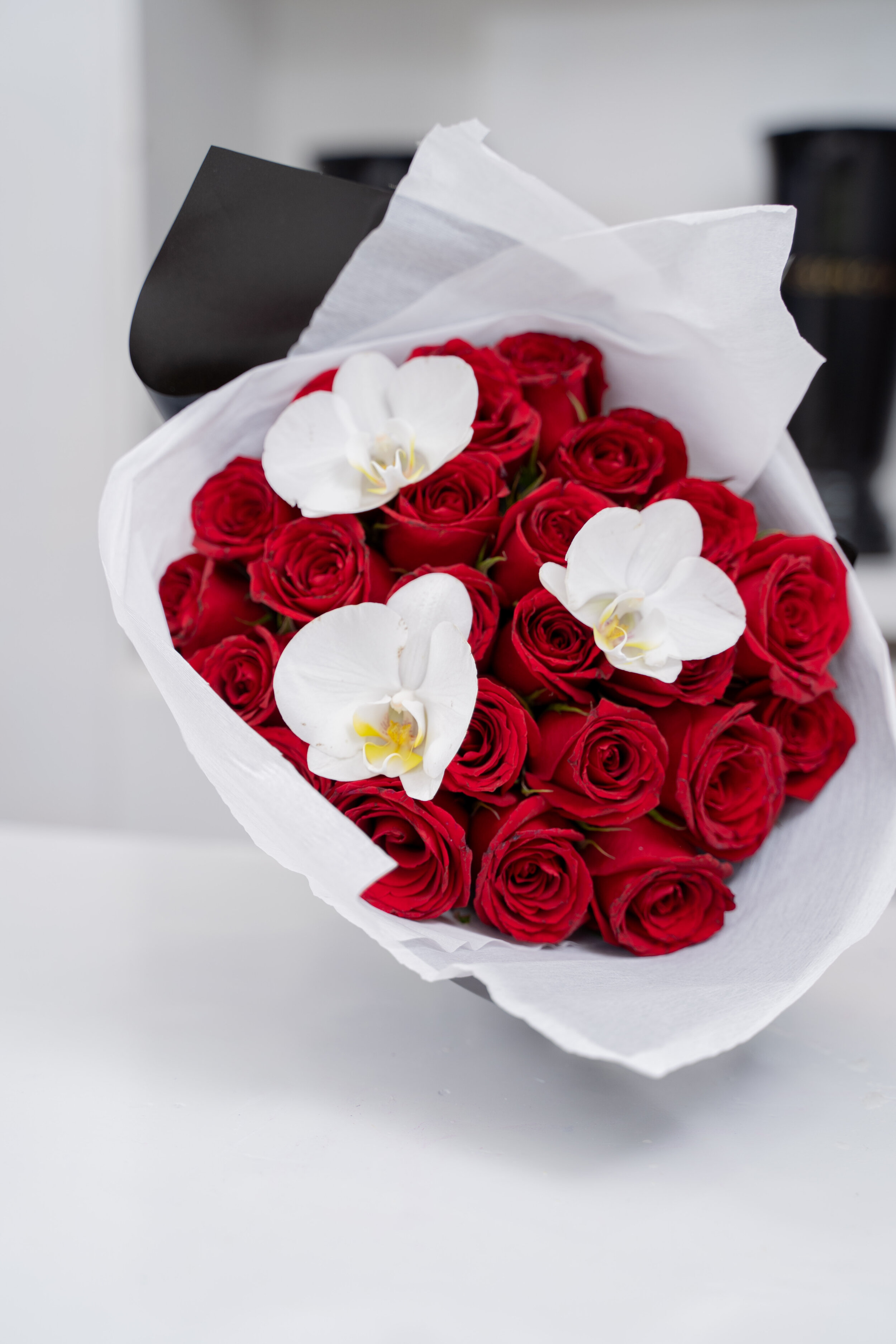 24 rosas rojas con Orquideas Blancas — Esencia