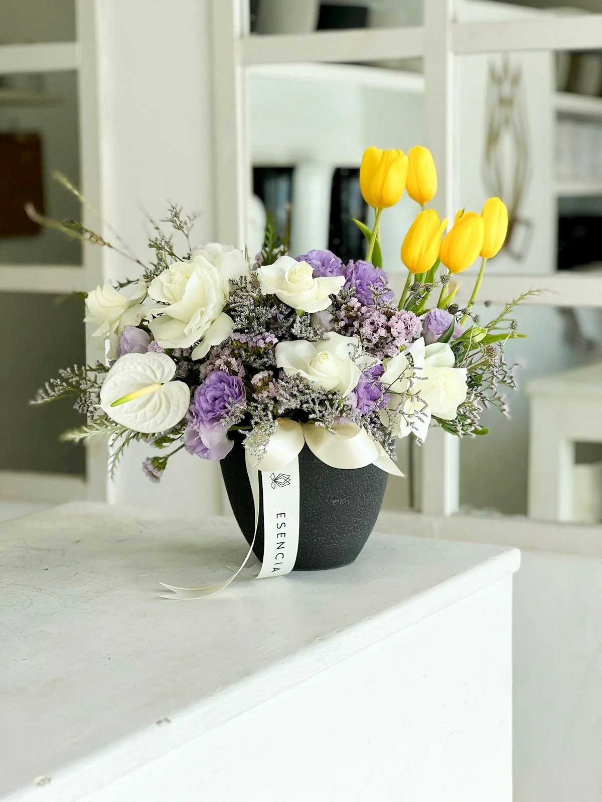 copa con tulipanes y anturios