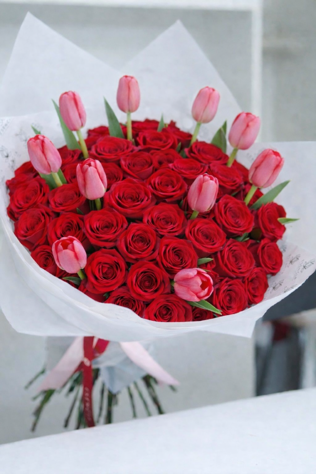 50 rosas con tulipanes