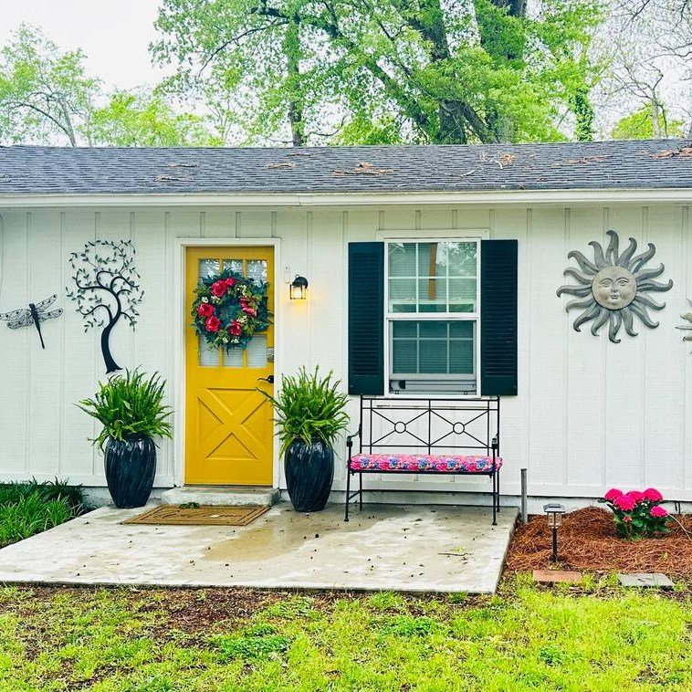 Looking for a great place to stay when you visit Thomson? This adorable 'Lil Cottage is 1 block off of Main Street with a quick walk to our downtown restaurants and shopping!