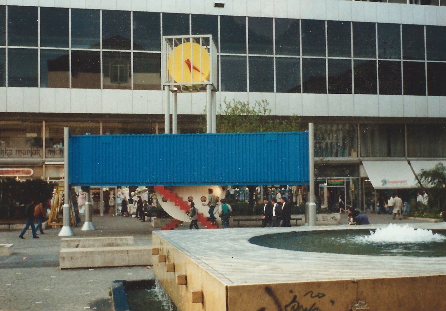 Containers op het Muntplein in Brussel in het kader van het 'Festival van de Fantastische Film'