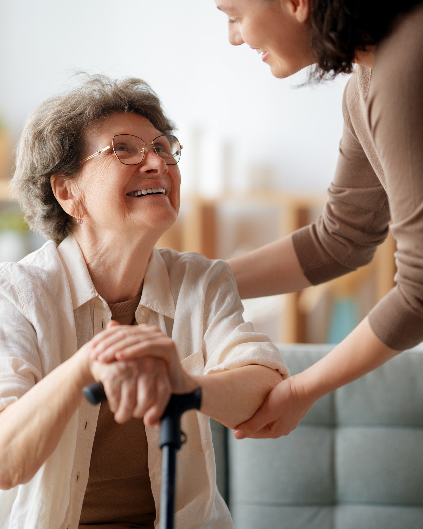 Did you know that we specialize in supporting moves and downsizing transitions for individuals living with dementia?

Our team has received training through the Alzheimer Society of Canada and understands the unique emotional, environmental, and rout