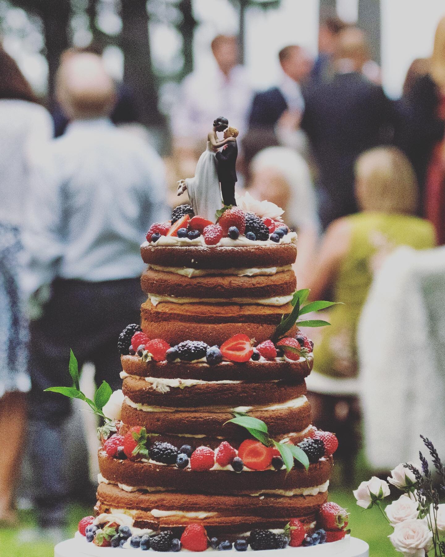 Love is in the air and sweetness is on the plate! Happy Valentine&rsquo;s Day from our wedding planning team to all the lovely couples out there! Here&rsquo;s a beautiful wedding cake to inspire your big day. Let&rsquo;s make your wedding dreams come