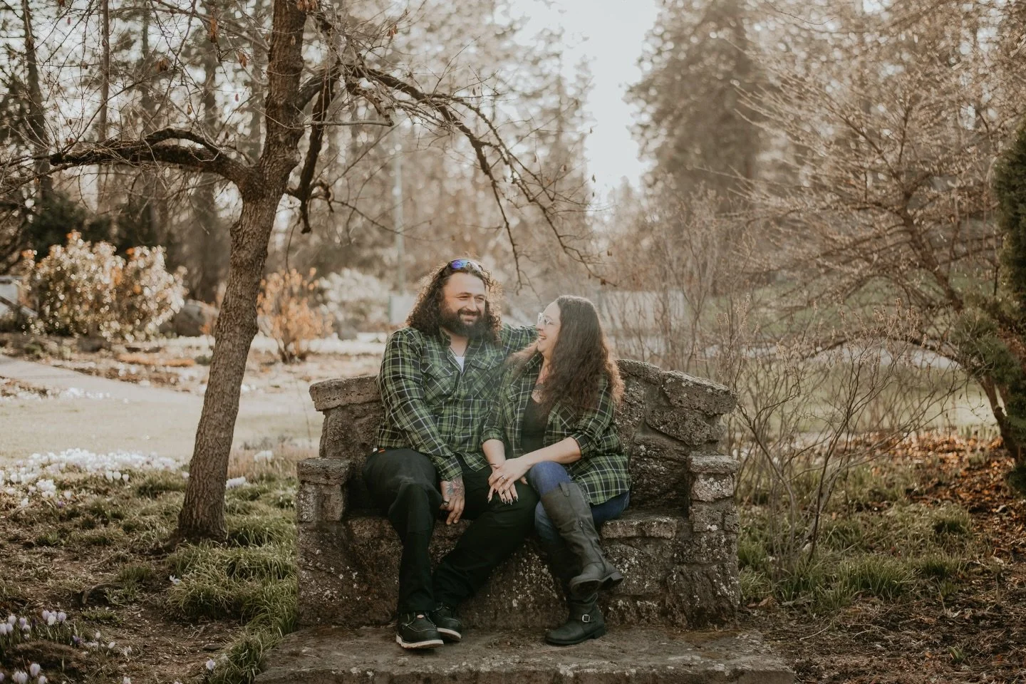 Does flannel season ever really end when you&rsquo;re this far north? NEVER. 
This was another first for me&hellip;exploring historical Manito Park in Spokane. SUCH A COOL LOCATION! 🫶🏼 
We caught some early spring color and a whole lotta love durin