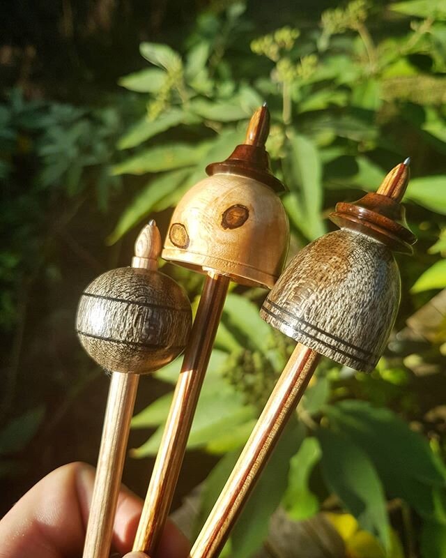How amazing is wood, all the different colours and shapes, such an amazing material.
.
.
.
.
.
.
.
.
#makingspindles #thespindleshop #handspinning #handspinnersofinstagram #spinstagram #spinnersofinstagram #supportspindle #supportedspindle #signature