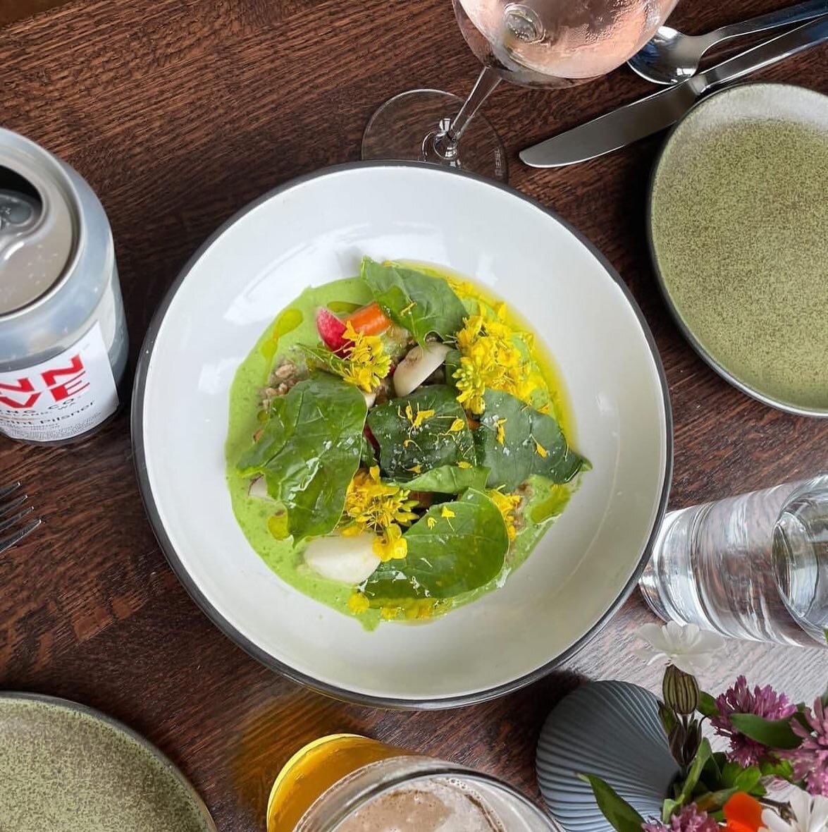 Colors of Summer 🌿 Farro and spring vegetable salad with green garlic bisque, herb buttermilk sauce, spinach and brined spring vegetables. 🌷 by @foggyhillfarm  #simplygoodfood 

📷: @takakasuga #asfreshasitgets #summerproduce #summertime #theoyster
