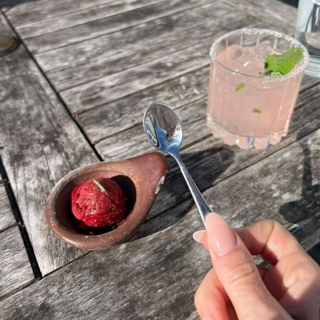 Relaxing in the Garden 🌿 cool palette cleanser with jalapeno infused tequila, rhubarb mint shrub, lime and a salt rim.  #keepcool #coupevillewa #theoystercatcher #oystercatcherwhidbey
📷: @meaghancox_