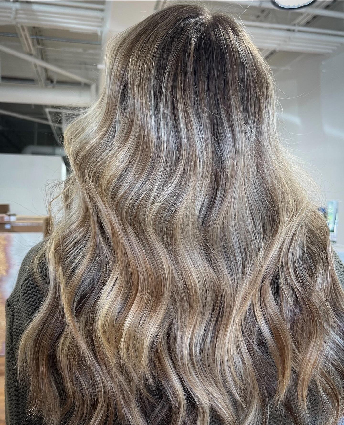 the perfect balance between (warm) 🌞tones + (cool) 🌚 tones⁠
__________________⁠
by our Co-Artist @zsbeautyloft⁠
.⁠
.⁠
For more info on our Co-Artist program, watch our reels as well as shoot us a DM⁠
.⁠
.⁠
⁠
#beautiful⁠
#hairgoals #modernsalon #blo