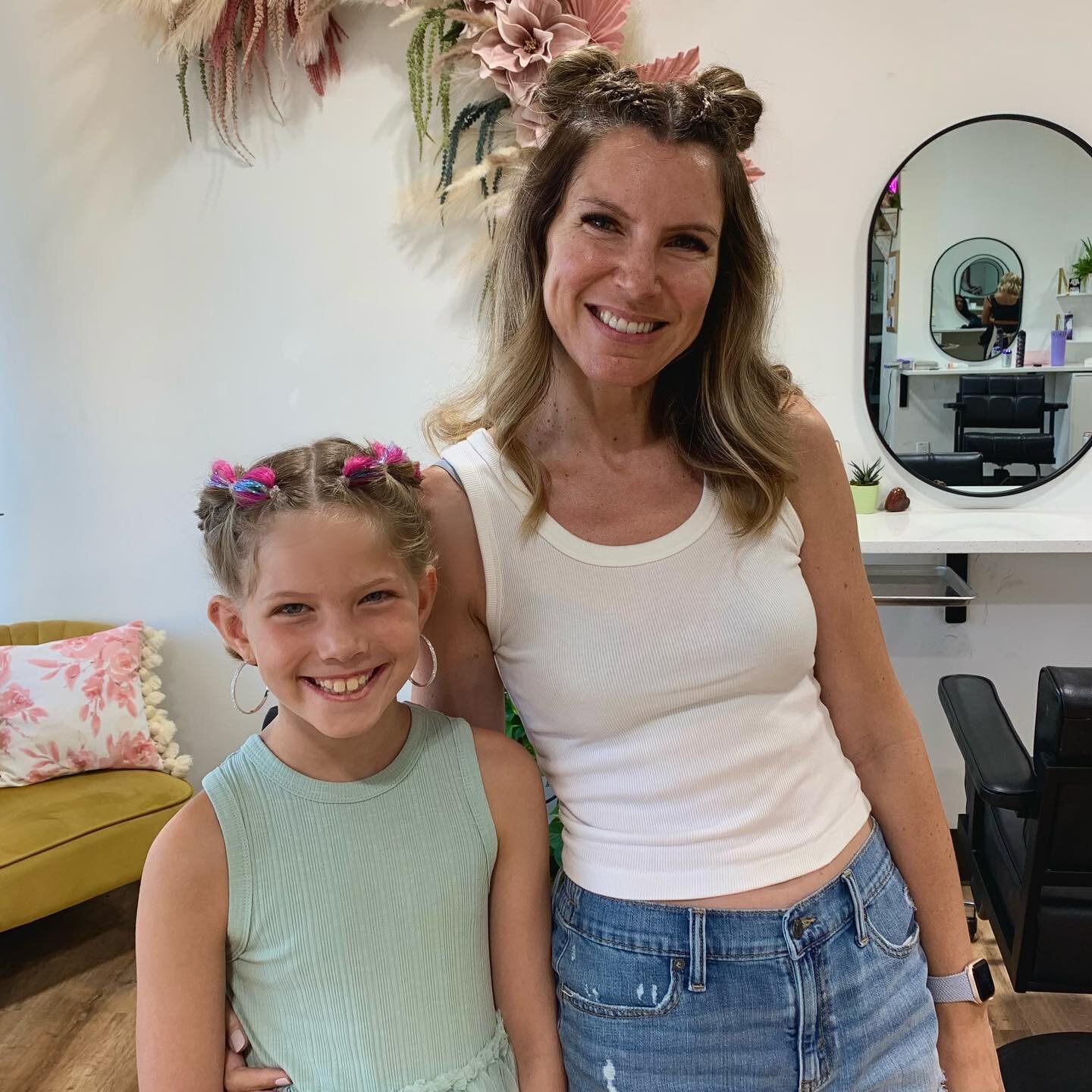 Aren&rsquo;t they just the cutest!? Got some colorful bubble braids for the @taylorswift concert 😍😍

.

.

.

.

.

.

.

.

#denver #denveredm #festival #festivalhair #denverhairstylist #denverbraids #nocohair #noco #edmdenver #beyondwonderland #r