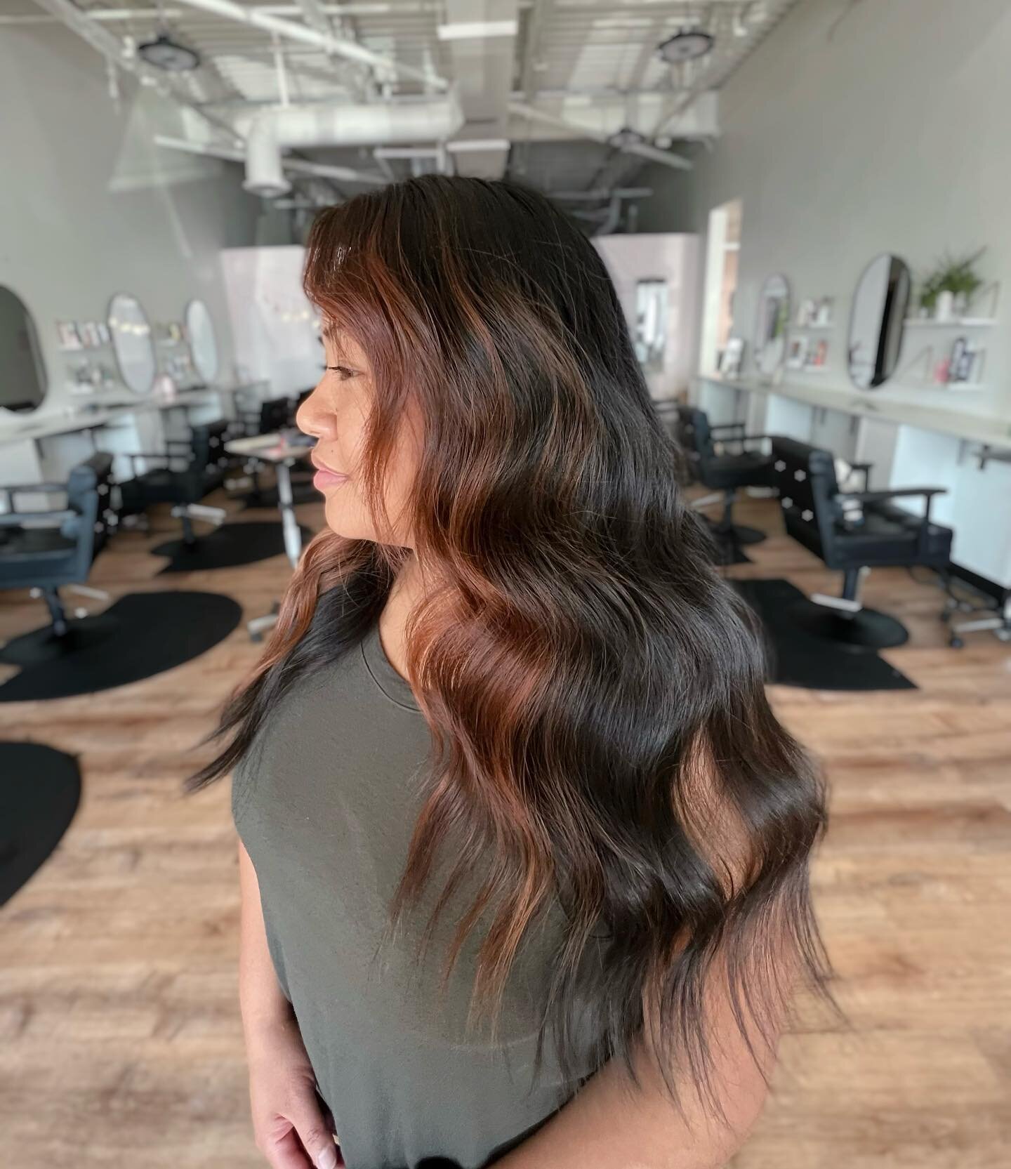 Just a RED bit obsessed ❤️&zwj;🔥❤️&zwj;🔥 

@allisongpbenz 

#featuringourstylist #redfaceframing #longcurls #beachwaves #denverstylists