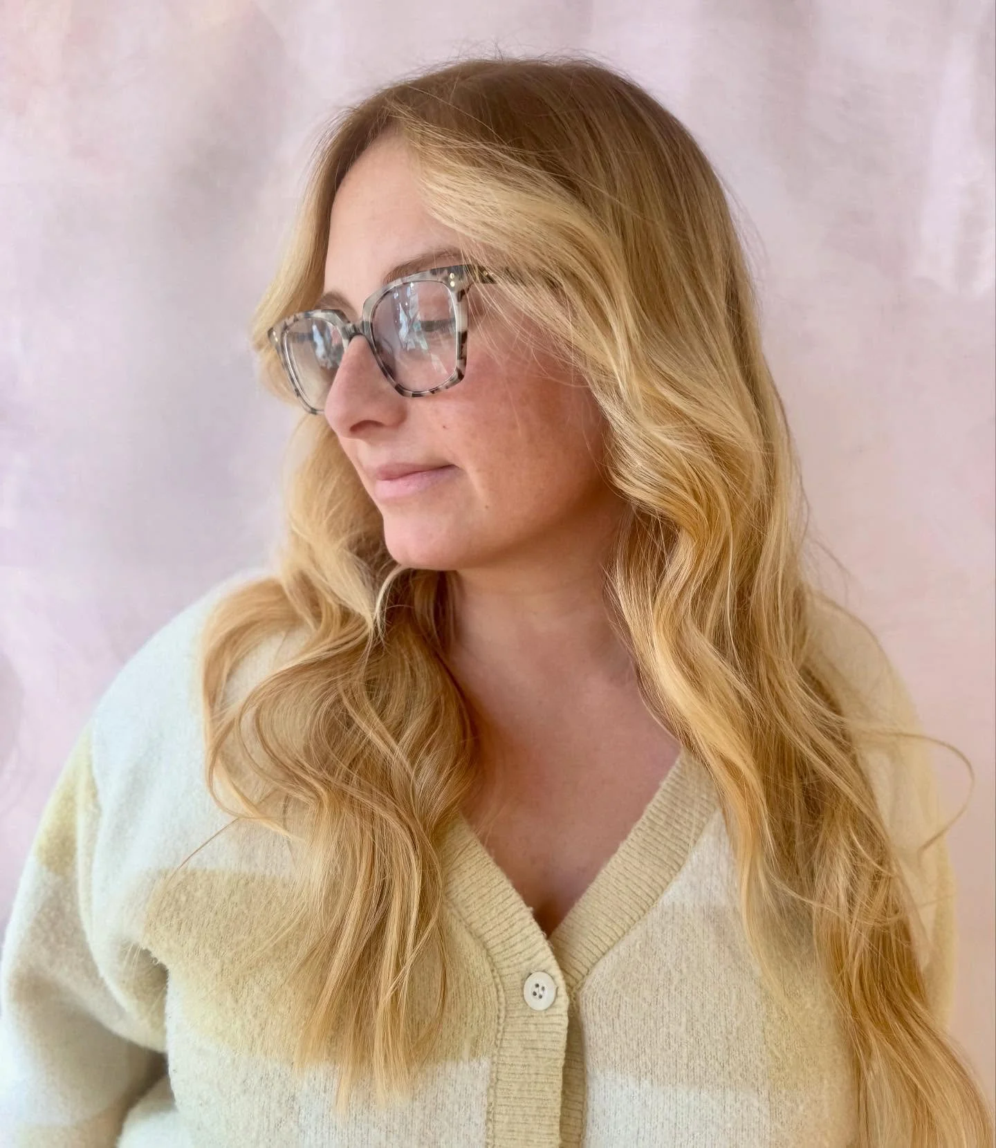 🍂 Fall Refresh Vibes 🍁
Welcoming the new season with this gorgeous transformation &mdash; turning up her blonde while adding just the right amount of depth for that cozy, dimensional fall look. ✨
Because who says blondes can&rsquo;t have a little w
