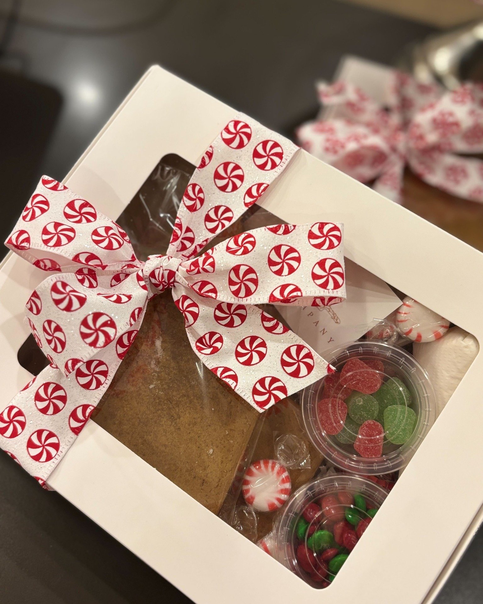 Coming fresh out of our Artisan Kitchen, don't forget to purchase these darling Gingerbread House Decorating Kits from @julias_cookiecompany, a female-founded business! 🎁 

Perfect for a fun activity during the holiday season with your little ones, 