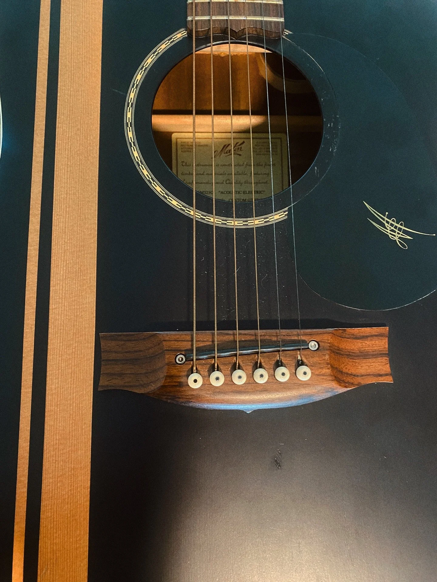 This @matonguitars saved my ass and got its first big gig experience! 🏆✨

Saturday night my input jack fell apart in my hands during soundcheck on my workhorse guitar, but this one stepped up like a champ.

For the guitar nerds: Maton told me this E