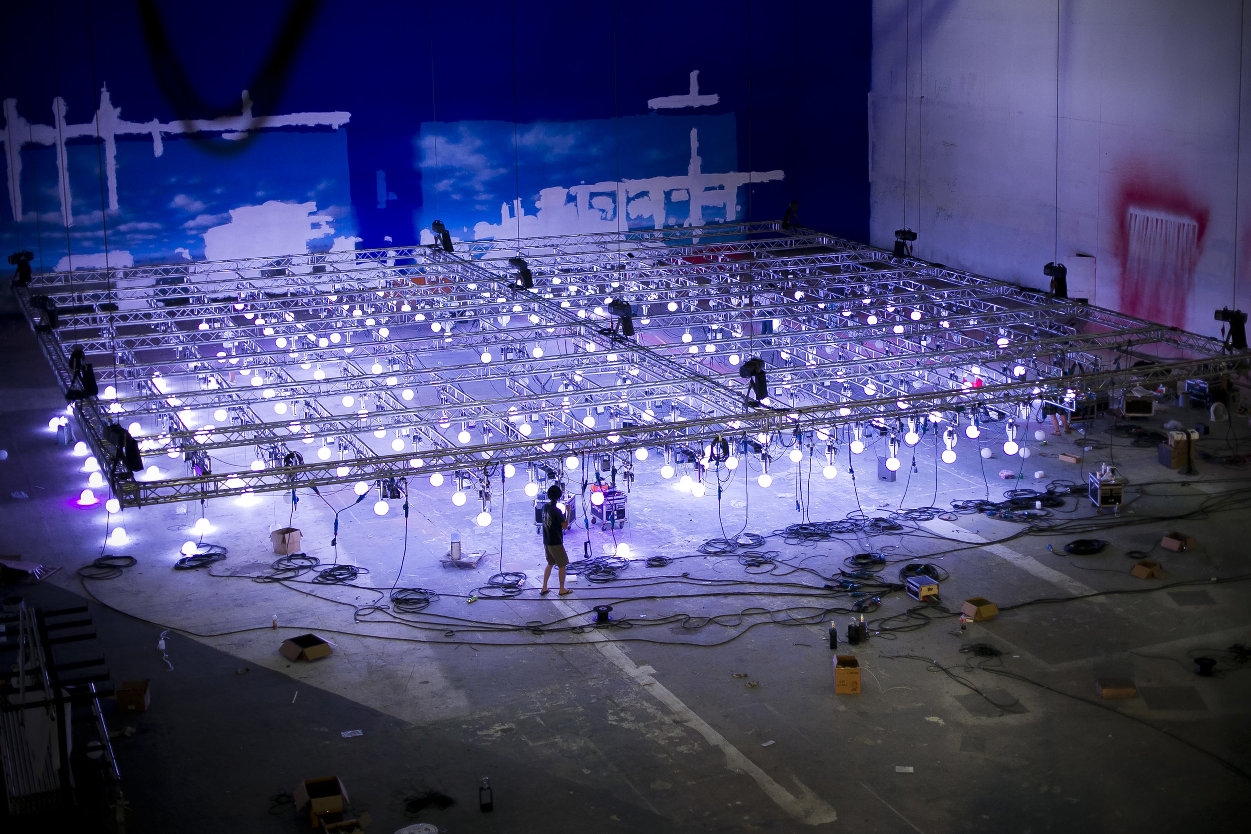 《Skylight》is the opening show art installation of 2013 《Always; Andy Lau world tour concert》. It is composed of 238 kinetic light balls in a matrix. Set on steel structure, the change of light color is designed through program language. By integrating array of servo systems with this work, the height of the light module can be precisely adjusted within 20 meters and arranging different shapes in the air. 《Skylight》is the first example of applying large scale array sculptural installation into major concert show in Asia. In the end 18 shows were perfectly performed with this installation.