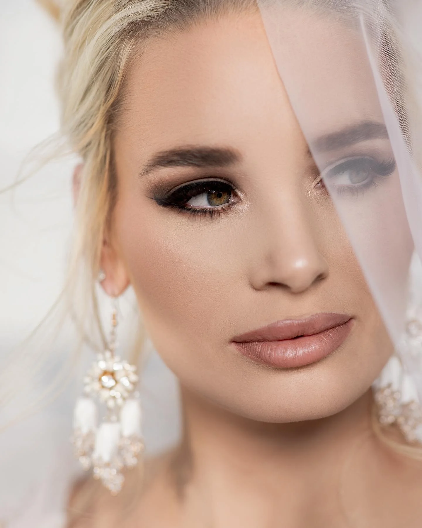 WEDDING GUIDE 2023🤍
Hair &amp; accessories: @anika_bridalhair
Photography: @silberstudio_weddings
Venue: @photo_factory_venue
Flowers: @endless_inspirations81
Lashes: @meganroets_beauty
Dress: @mimiebridalatelier
Model: @nicole.wilmans 

#weddingmak