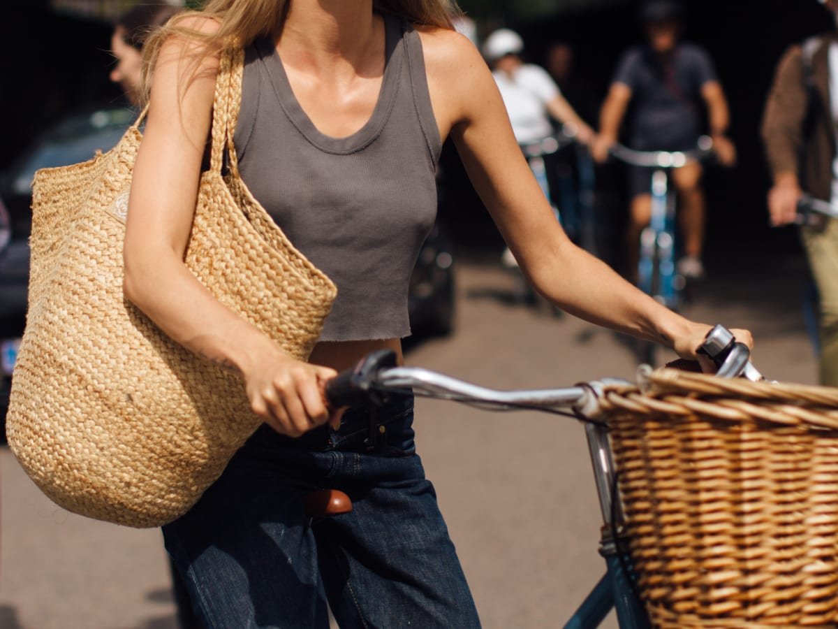 33 CHIC, OVERSIZED HANDBAGS TO CHANNEL YOUR INNER MARY POPPINS