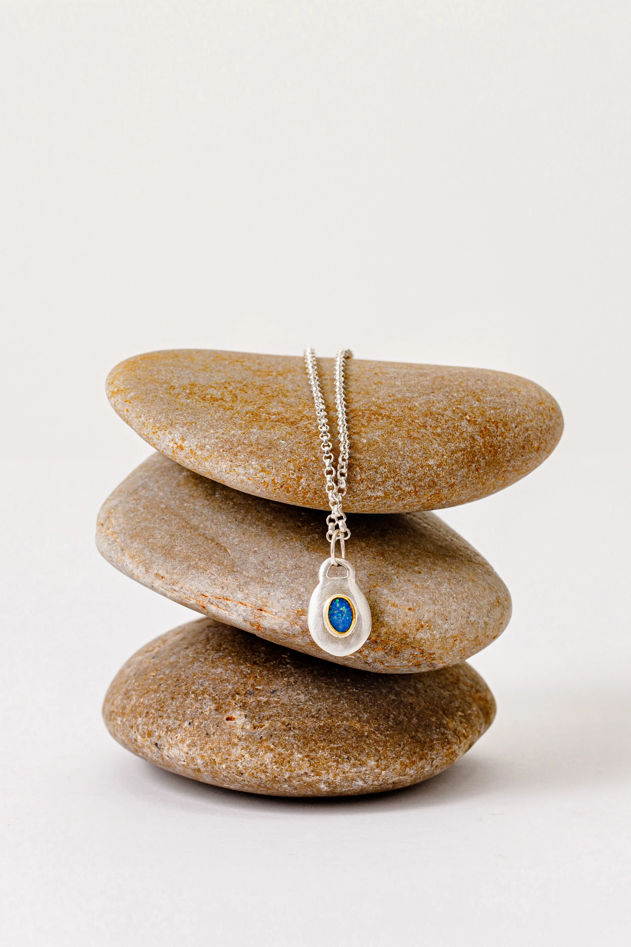 silvernecklace_wstone.jpg